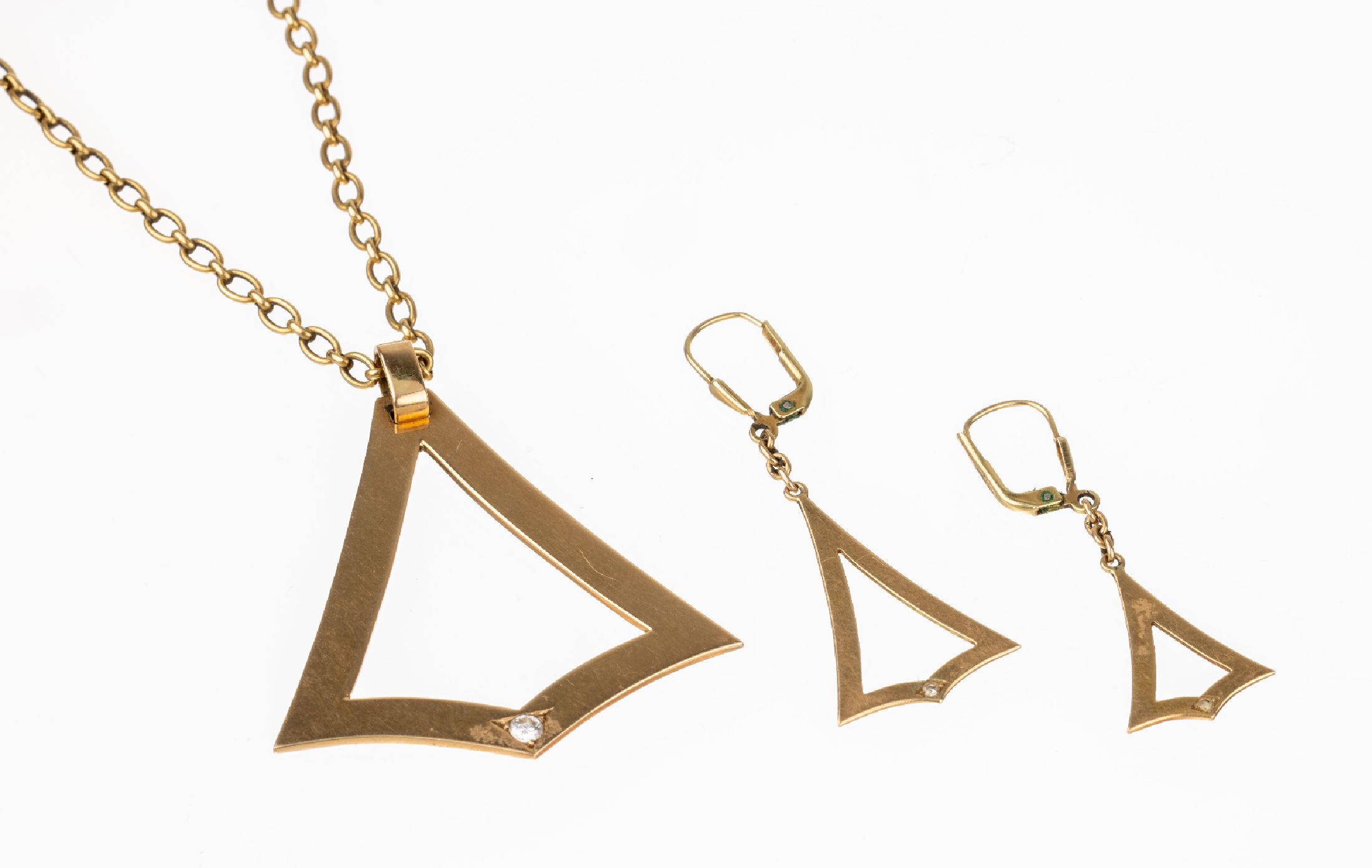 Detail a: 14 kt Gold Brillant-Schmuckset, GG 585/000,glockenförmig, best. aus: 1 Anhänger, ca. 5 x 4.2 cm, an Kette, GG 750/000, L. ca. 54.5 cm, ...