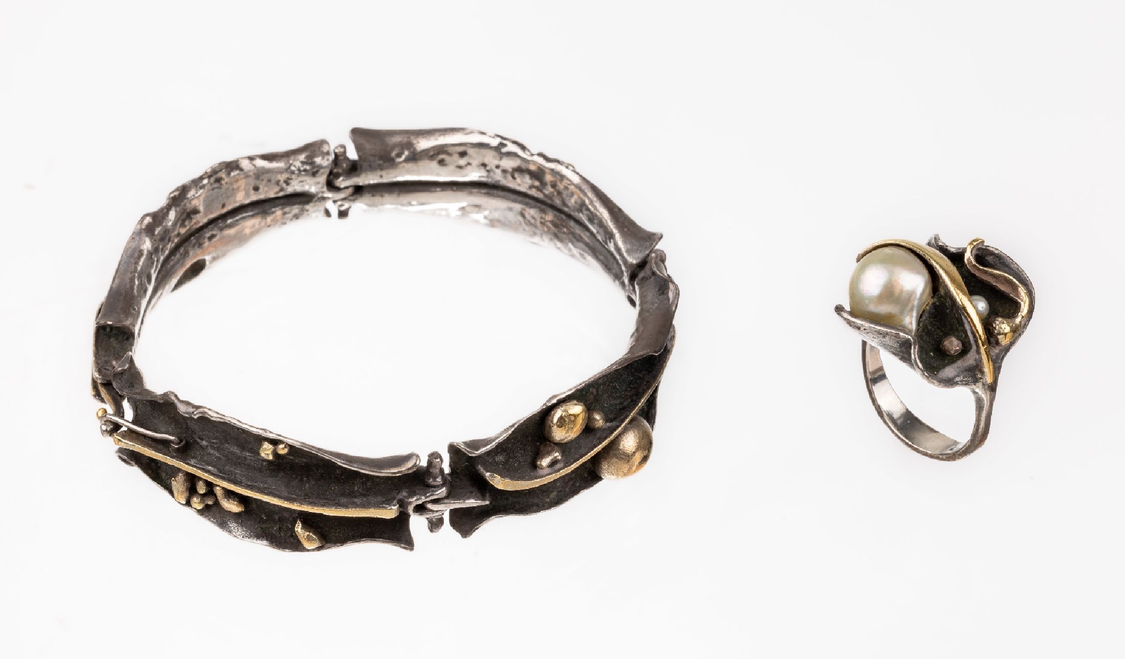 Designer Schmuckset, 835er Silber, z.T. geschwärzt, ausgefallene Gestaltung, z.T. mit verg. aufgelegten Granulaten, best. aus: Armband, L. ca. 17.5 ...