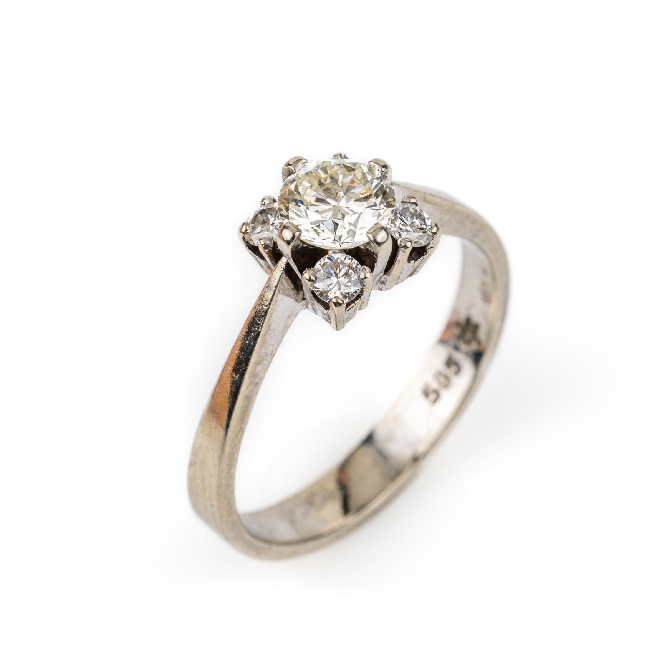 14 kt Gold Brillant-Ring, WG 585/000, mittiger Brillant ca. 0.60 ct light yellow, weitere 4 Brillanten zus. ca. 0.20 ct Weiß/si,RW 55, ca. 3.4 g