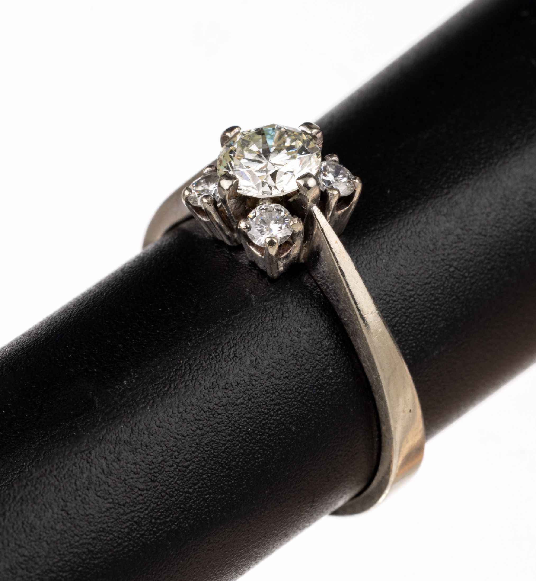 Detail a: 14 kt Gold Brillant-Ring, WG 585/000, mittiger Brillant ca. 0.60 ct light yellow, weitere 4 Brillanten zus. ca. 0.20 ct Weiß/si,RW 55, ca. 3.4 g
