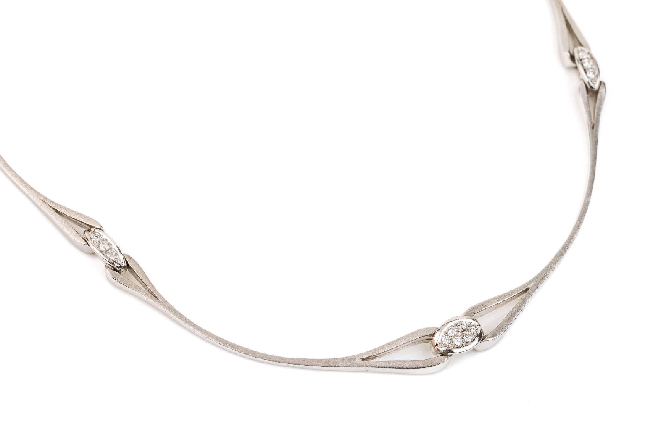 14 kt Gold Brillant-Collier, WG 585/000, bewegl. Glieder, z.T. matt., 3 ovale Elemente mit 12 Brillanten zus. ca. 0.30 ct feines Weiß-Weiß/vs-si, ...