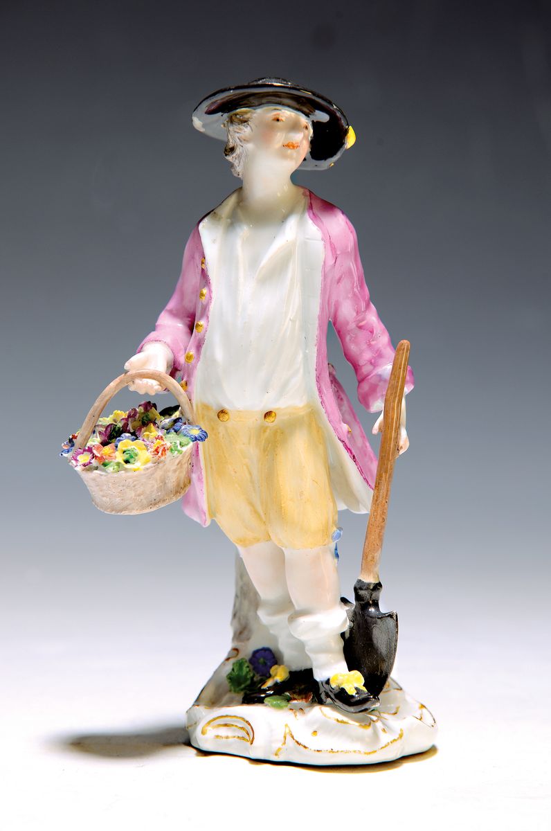 Porzellanfigur, Meissen, Entwurf Kaendler, um 1750, Gärtner mit Spaten, rest., polychrom bemalt, H. ca. 15.5 cm; min. an den Blättchen best.