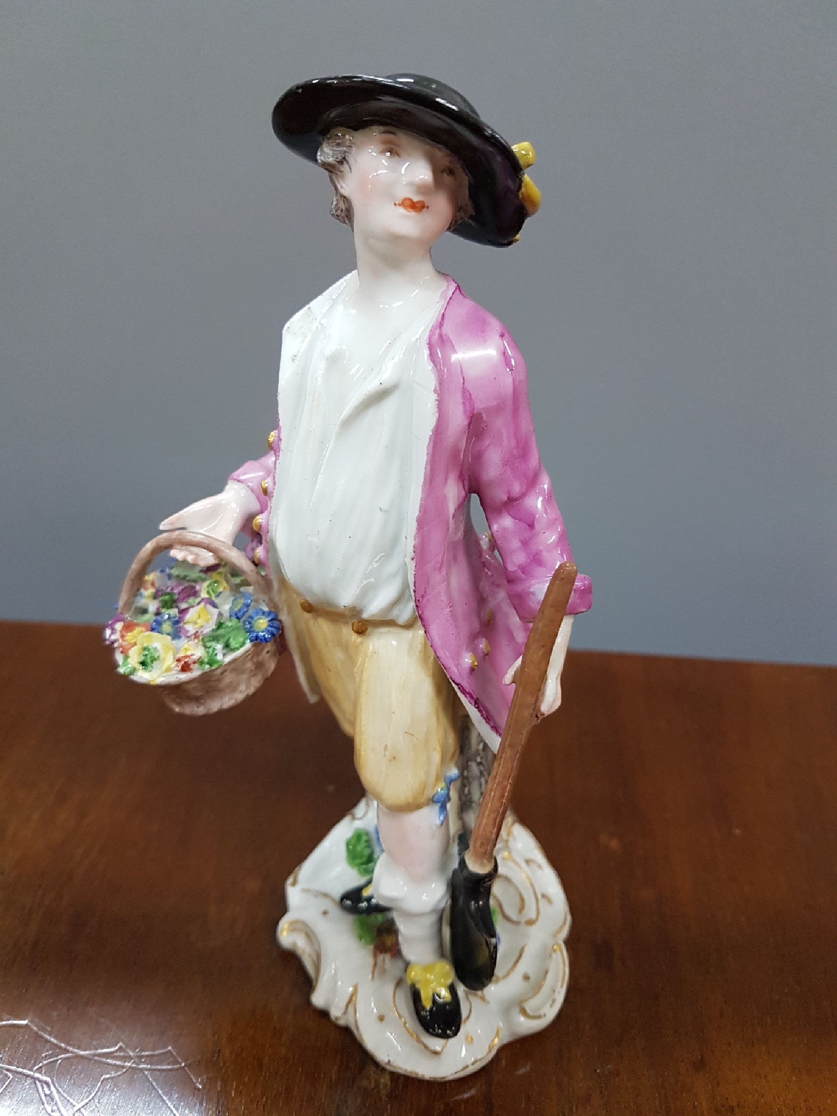 Detail a: Porzellanfigur, Meissen, Entwurf Kaendler, um 1750, Gärtner mit Spaten, rest., polychrom bemalt, H. ca. 15.5 cm; min. an den Blättchen best.