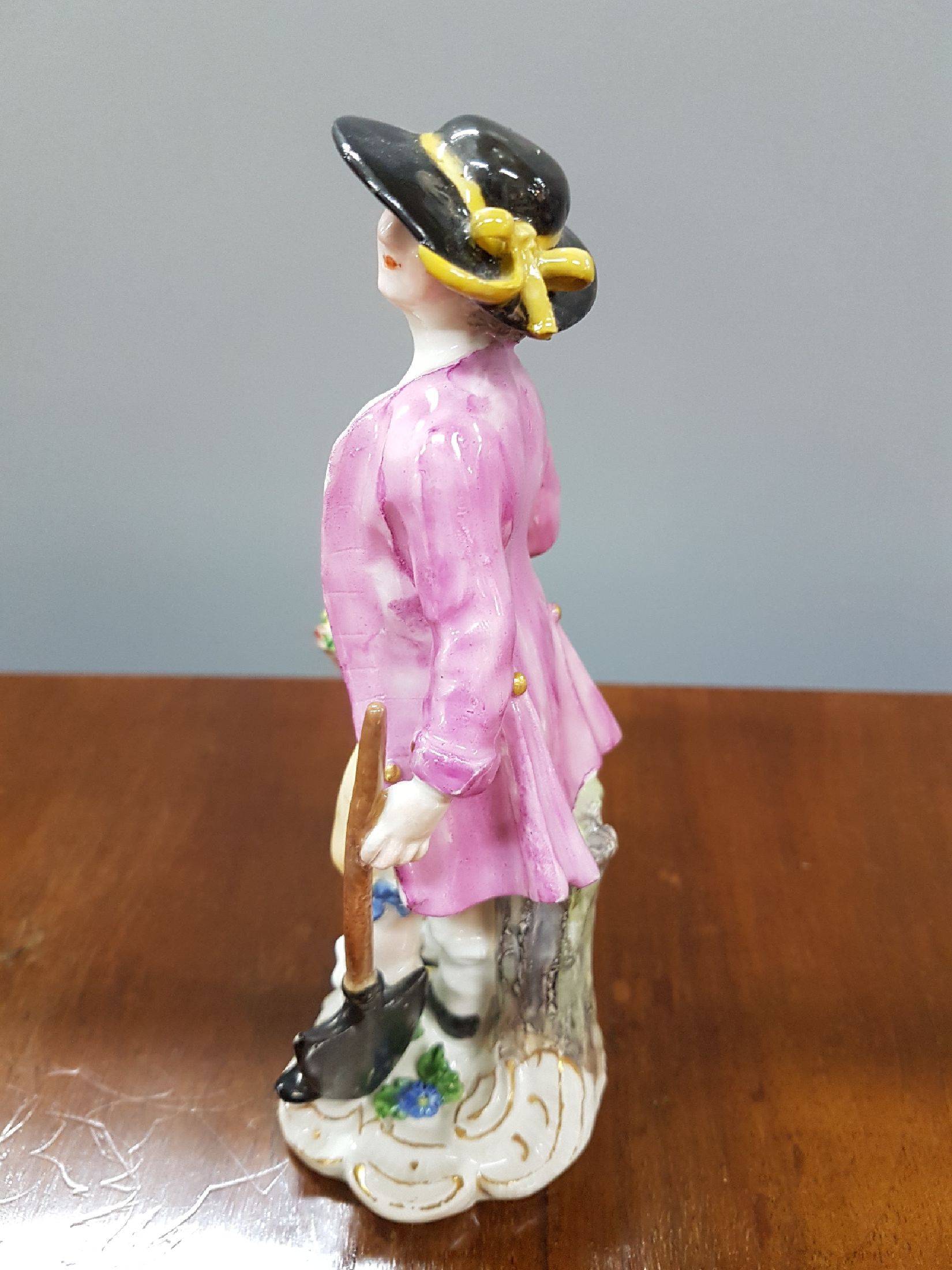 Detail b: Porzellanfigur, Meissen, Entwurf Kaendler, um 1750, Gärtner mit Spaten, rest., polychrom bemalt, H. ca. 15.5 cm; min. an den Blättchen best.