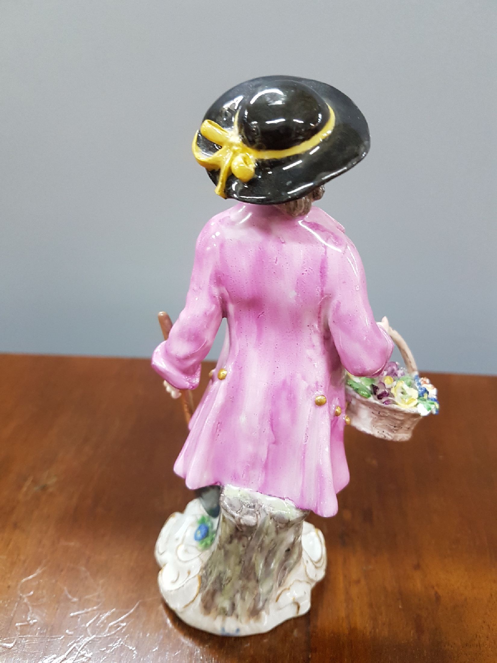 Detail c: Porzellanfigur, Meissen, Entwurf Kaendler, um 1750, Gärtner mit Spaten, rest., polychrom bemalt, H. ca. 15.5 cm; min. an den Blättchen best.