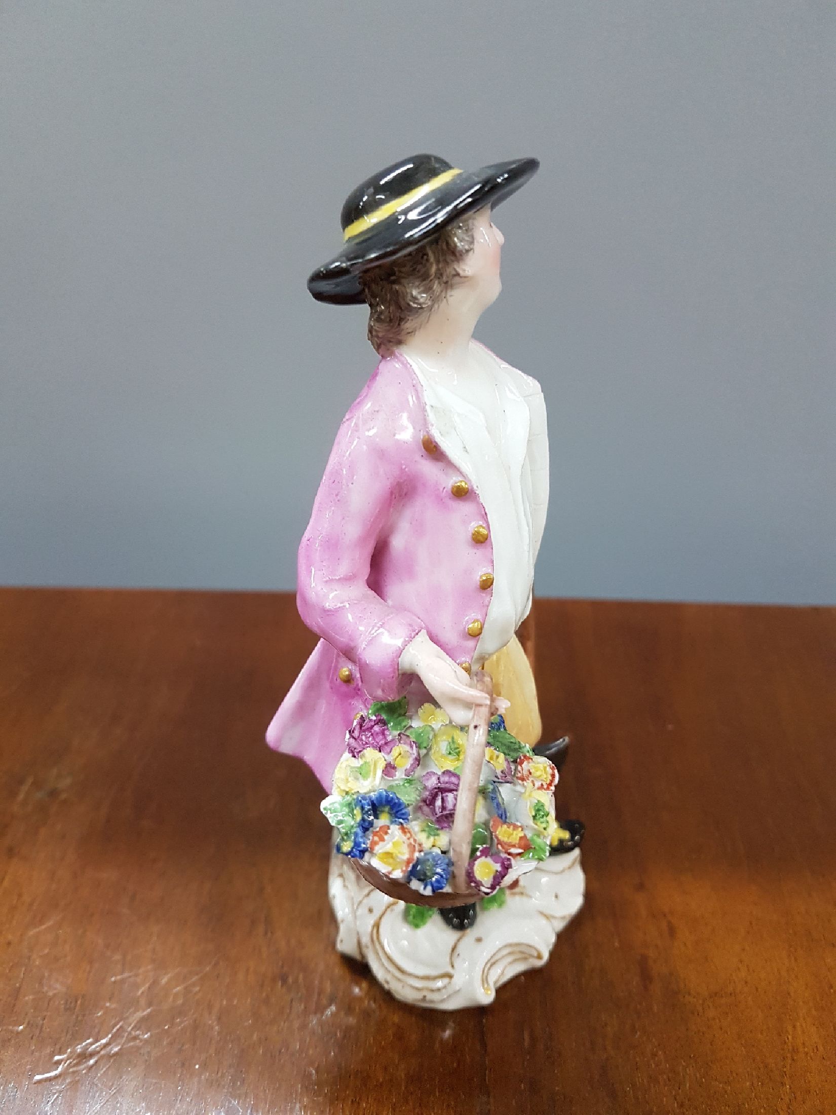 Detail d: Porzellanfigur, Meissen, Entwurf Kaendler, um 1750, Gärtner mit Spaten, rest., polychrom bemalt, H. ca. 15.5 cm; min. an den Blättchen best.