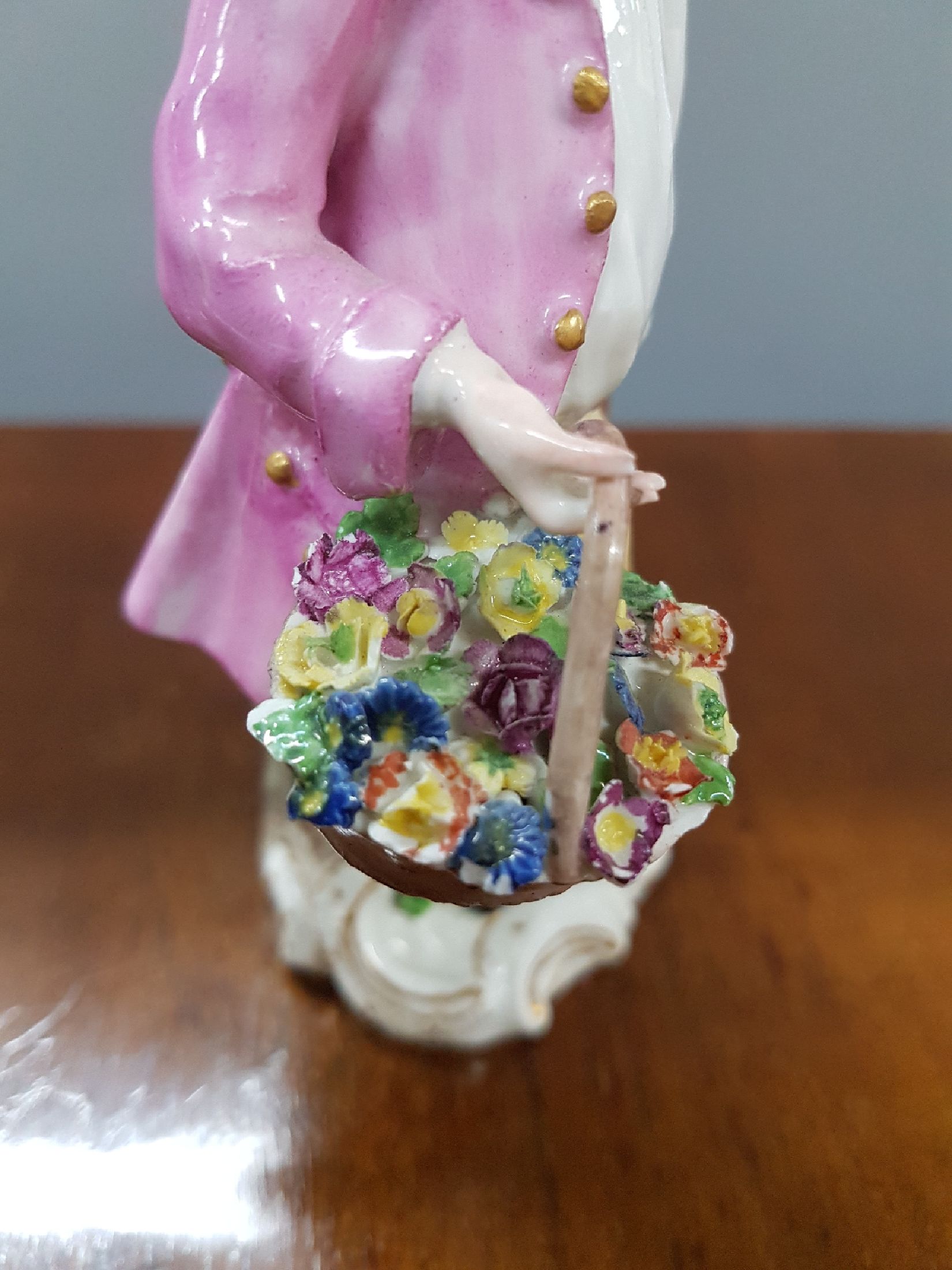 Detail e: Porzellanfigur, Meissen, Entwurf Kaendler, um 1750, Gärtner mit Spaten, rest., polychrom bemalt, H. ca. 15.5 cm; min. an den Blättchen best.