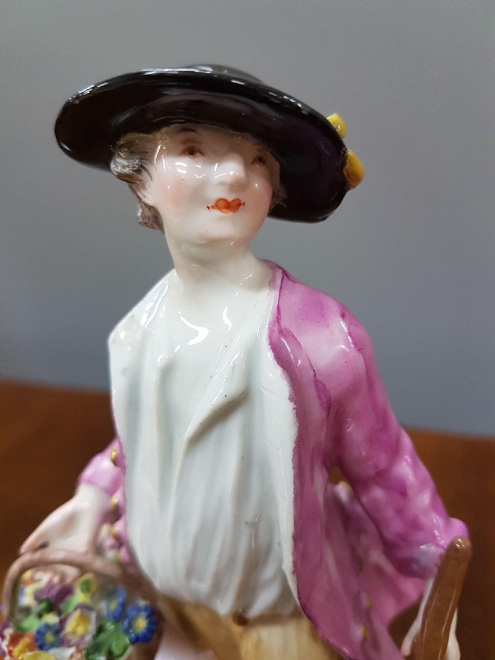 Detail f: Porzellanfigur, Meissen, Entwurf Kaendler, um 1750, Gärtner mit Spaten, rest., polychrom bemalt, H. ca. 15.5 cm; min. an den Blättchen best.