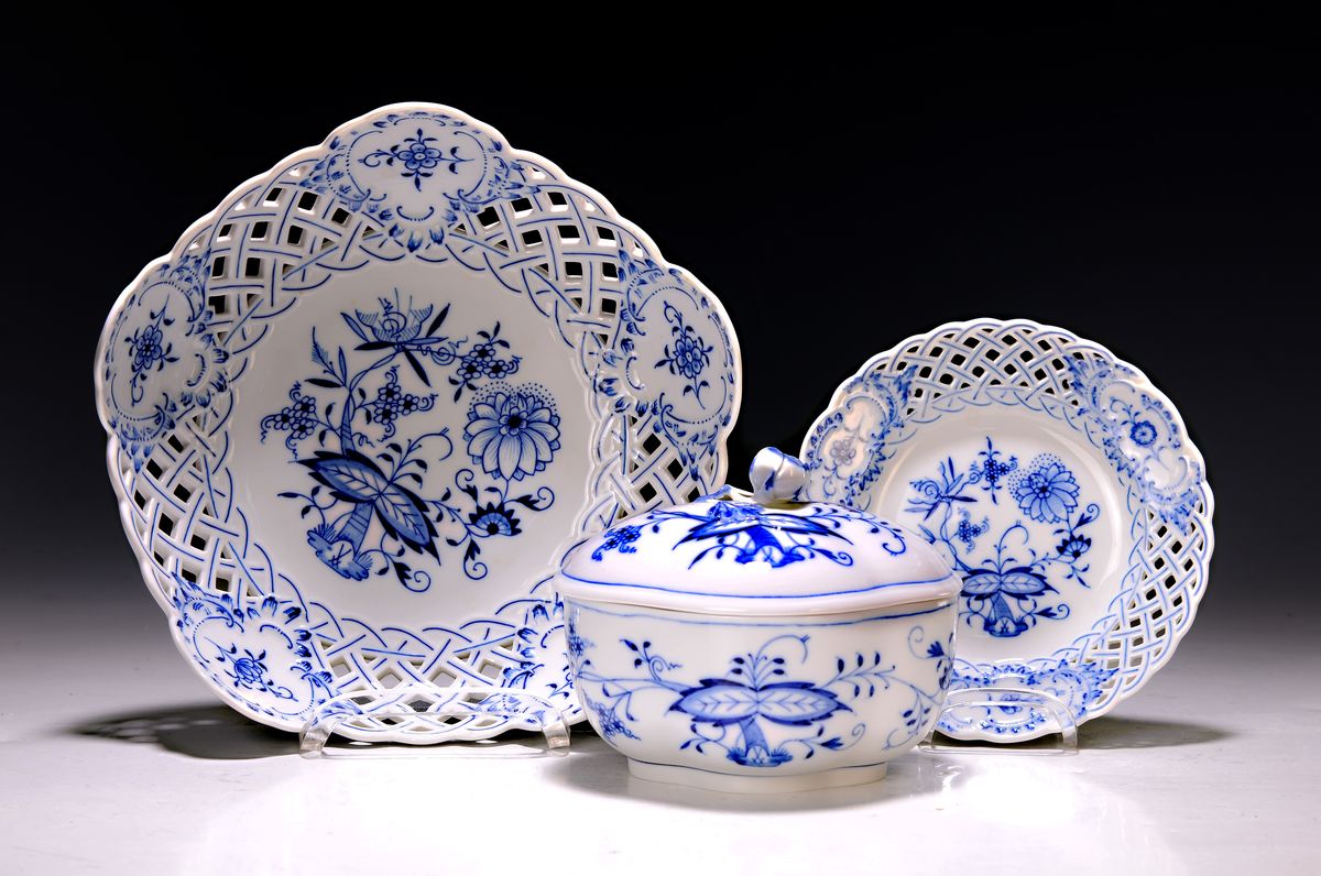 Drei Teile Meissen, Zwiebelmuster, 20. Jh., 1. große Vierpass-Zuckerdose, 2. 3. Korbschale mit Durchbrucharbeit, D. 22 cm, kl. Dessertteller D. 15.5 ...