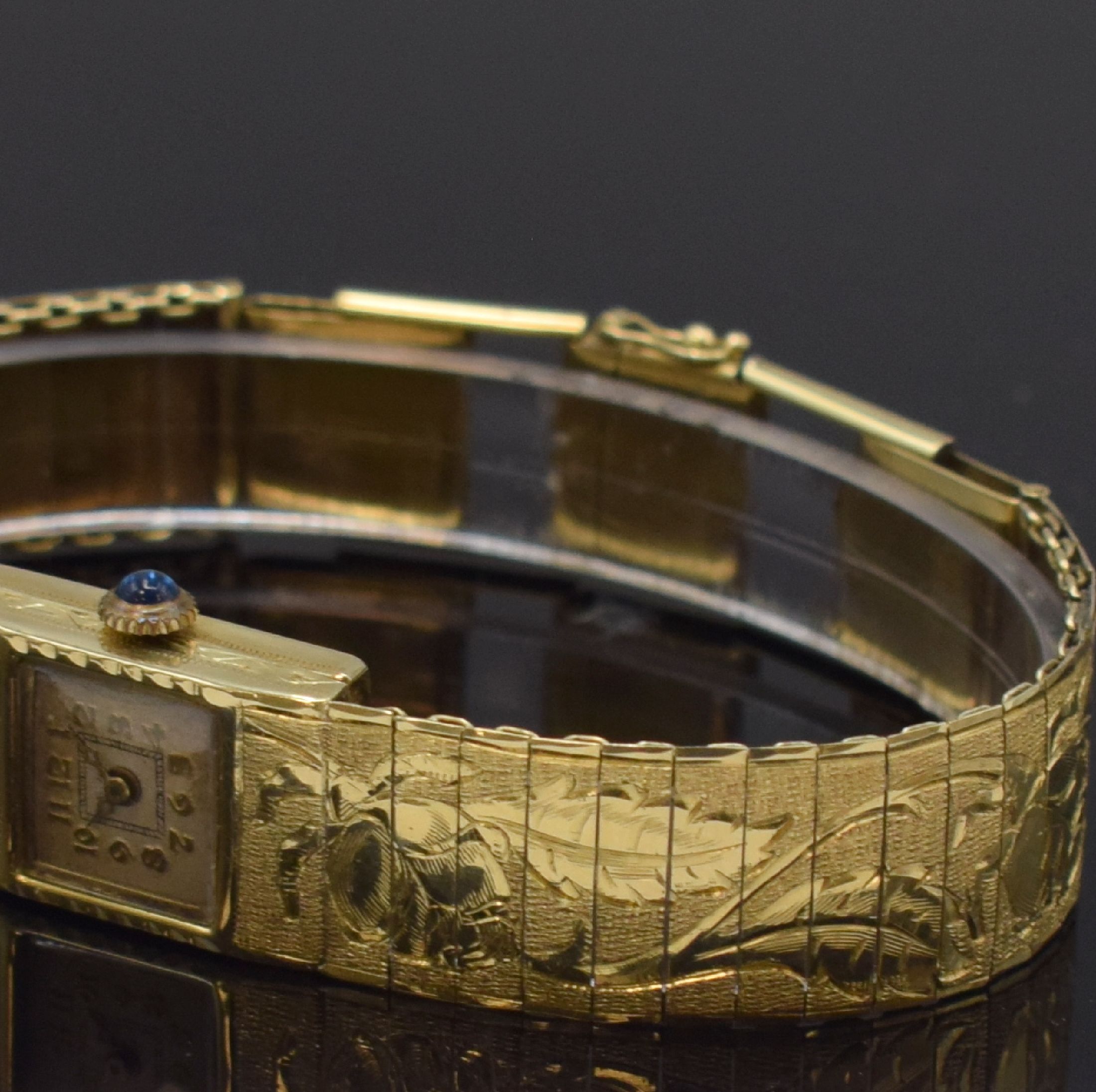 Detail b: BWC Damenarmbanduhr in GG 585/000 mit Goldband, Schweiz um 1920, 2-teil. Gehäuse, aufgedr. Scharnierboden, floral graviertes Band in GG 585/000, ...
