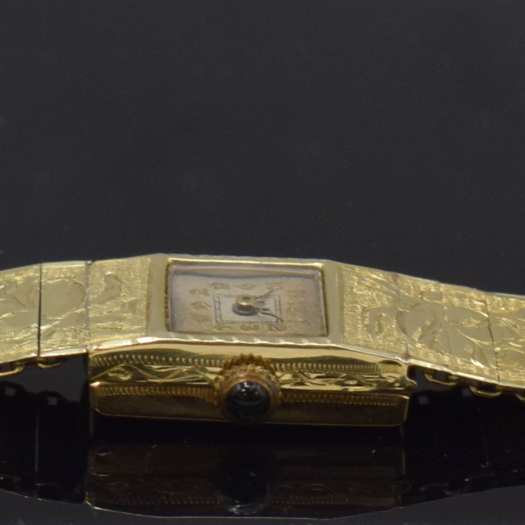 Detail c: BWC Damenarmbanduhr in GG 585/000 mit Goldband, Schweiz um 1920, 2-teil. Gehäuse, aufgedr. Scharnierboden, floral graviertes Band in GG 585/000, ...