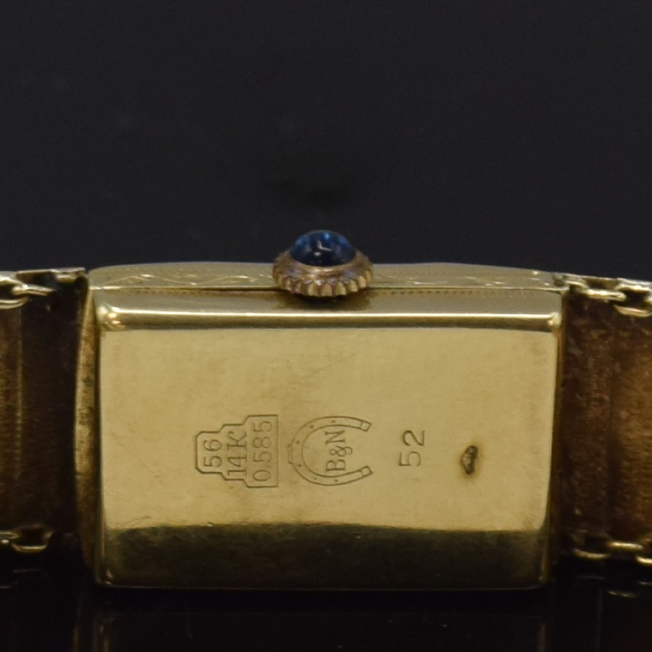 Detail d: BWC Damenarmbanduhr in GG 585/000 mit Goldband, Schweiz um 1920, 2-teil. Gehäuse, aufgedr. Scharnierboden, floral graviertes Band in GG 585/000, ...