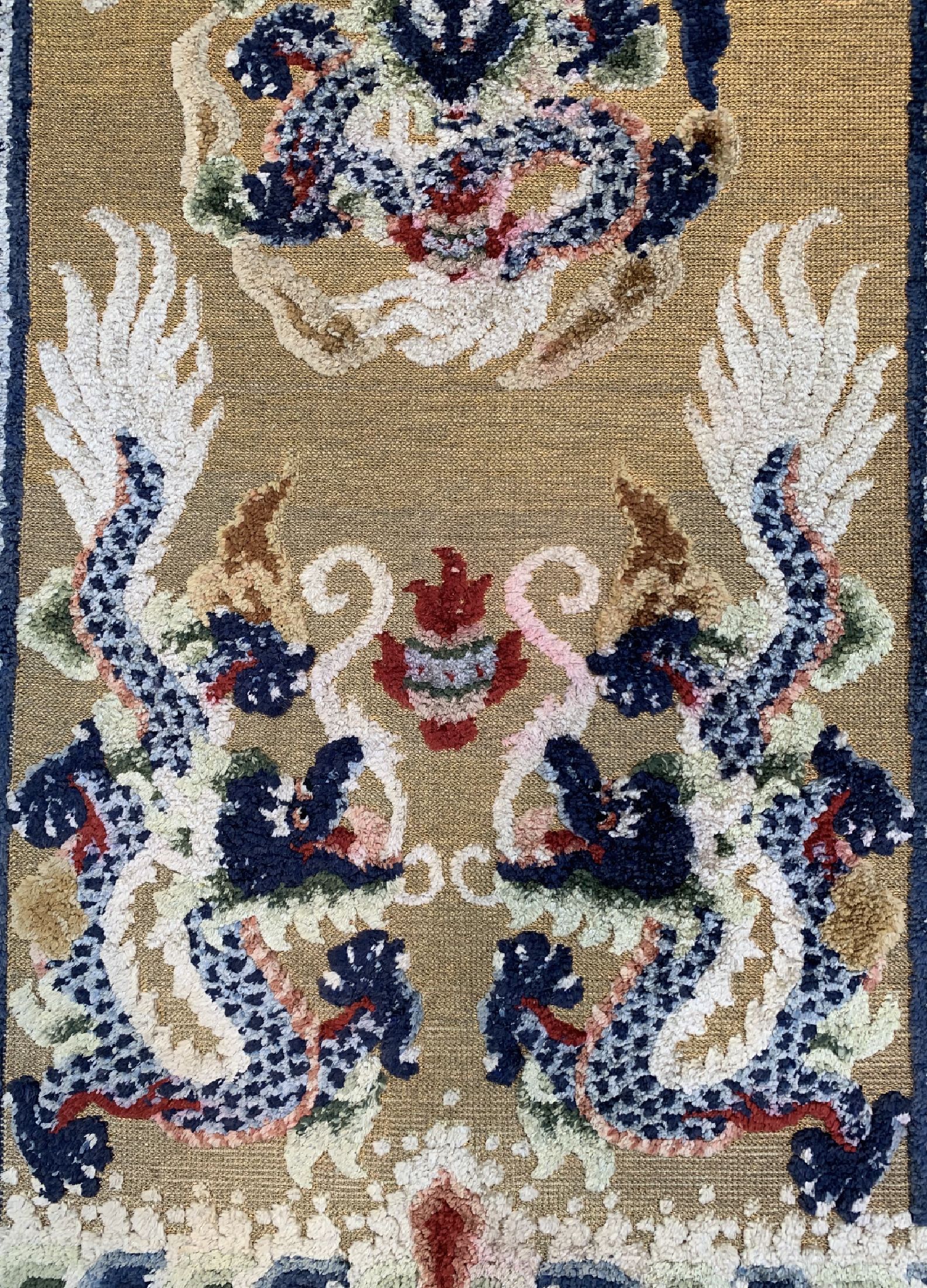 Detail a: Seiden"Imperial-Peking", China, um 1930/1940, reine Naturseide (Metallbroschiert,ca. 180 x 93 cm, EHZ: 1-2(leicht verfärbt)
