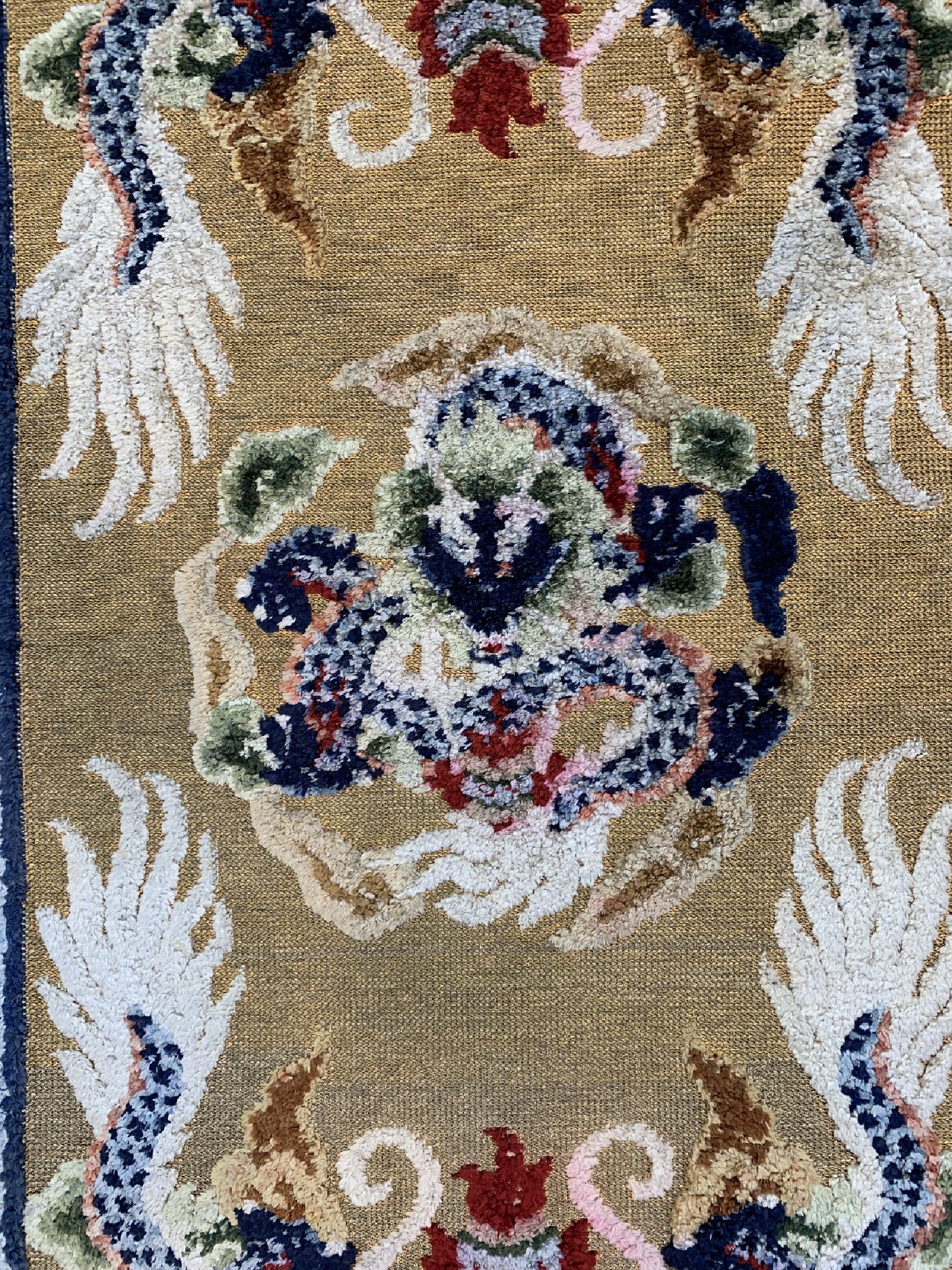 Detail b: Seiden"Imperial-Peking", China, um 1930/1940, reine Naturseide (Metallbroschiert,ca. 180 x 93 cm, EHZ: 1-2(leicht verfärbt)