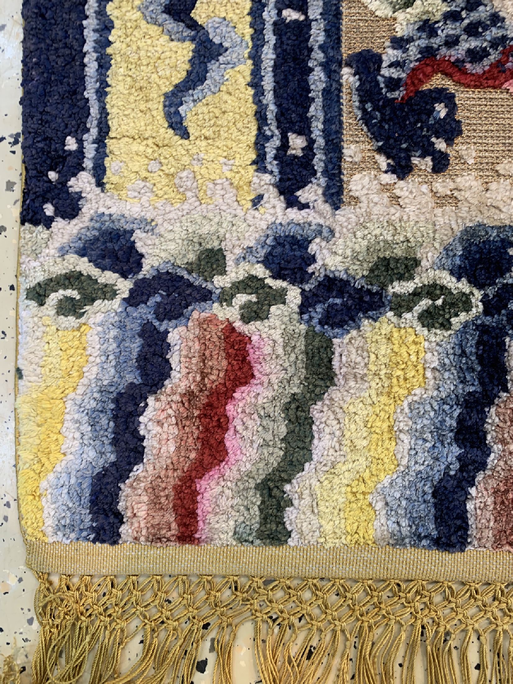 Detail c: Seiden"Imperial-Peking", China, um 1930/1940, reine Naturseide (Metallbroschiert,ca. 180 x 93 cm, EHZ: 1-2(leicht verfärbt)