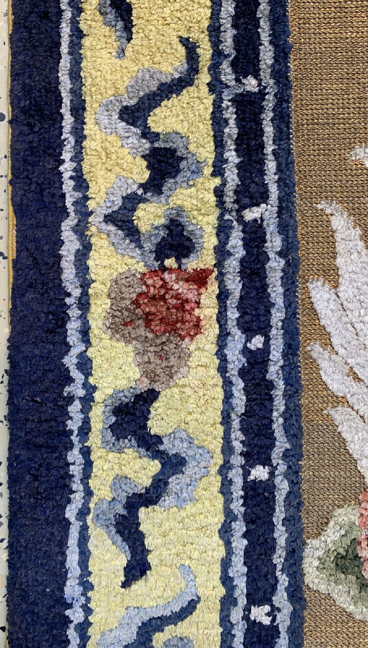 Detail d: Seiden"Imperial-Peking", China, um 1930/1940, reine Naturseide (Metallbroschiert,ca. 180 x 93 cm, EHZ: 1-2(leicht verfärbt)