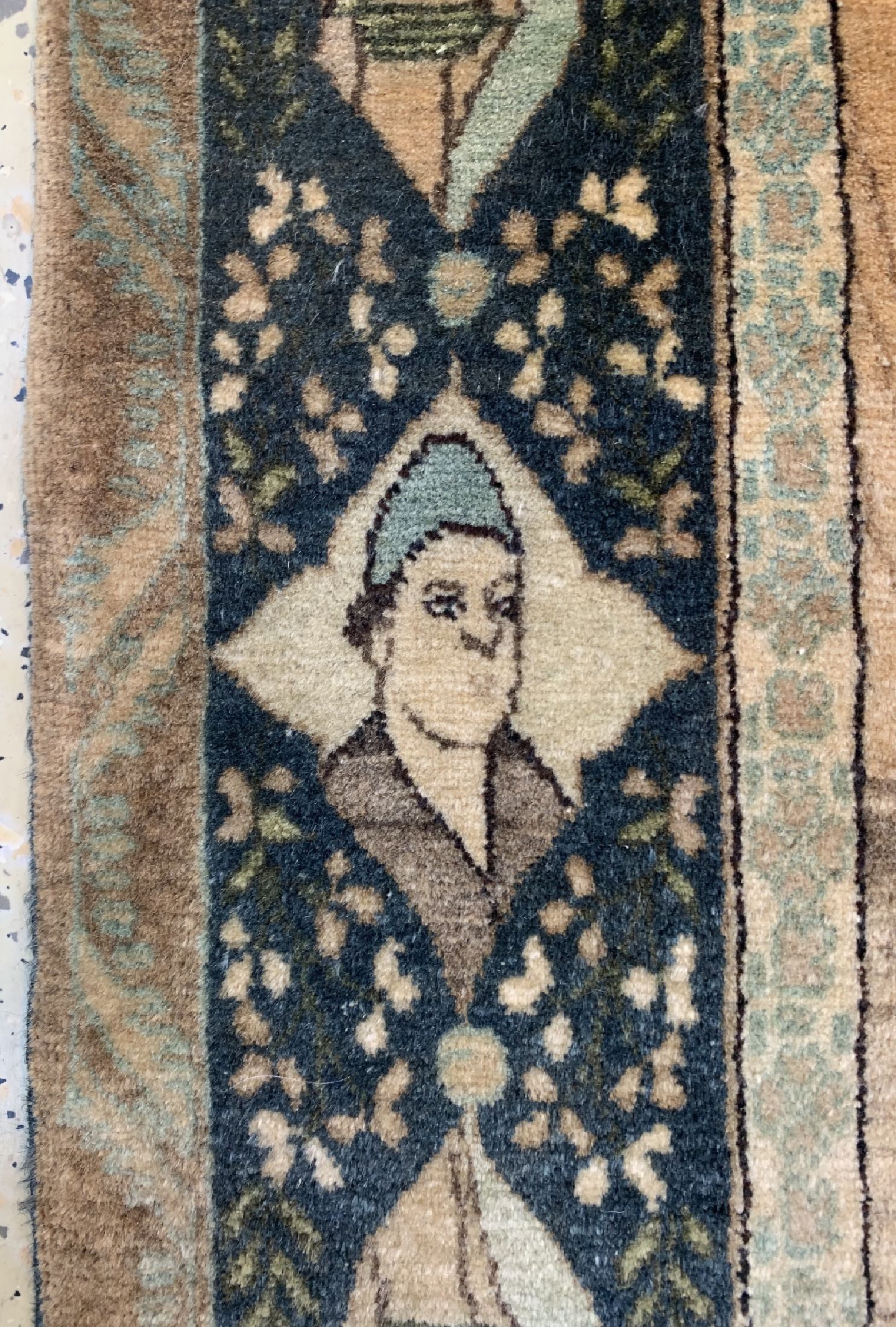 Detail d: Täbriz"Avicenna beim unterrichten", Persien, um 1950, Korkwolle auf Baumwolle, ca.210 x 137cm, EHZ: 1-2.(Madjlese Abu Ali Sina).
