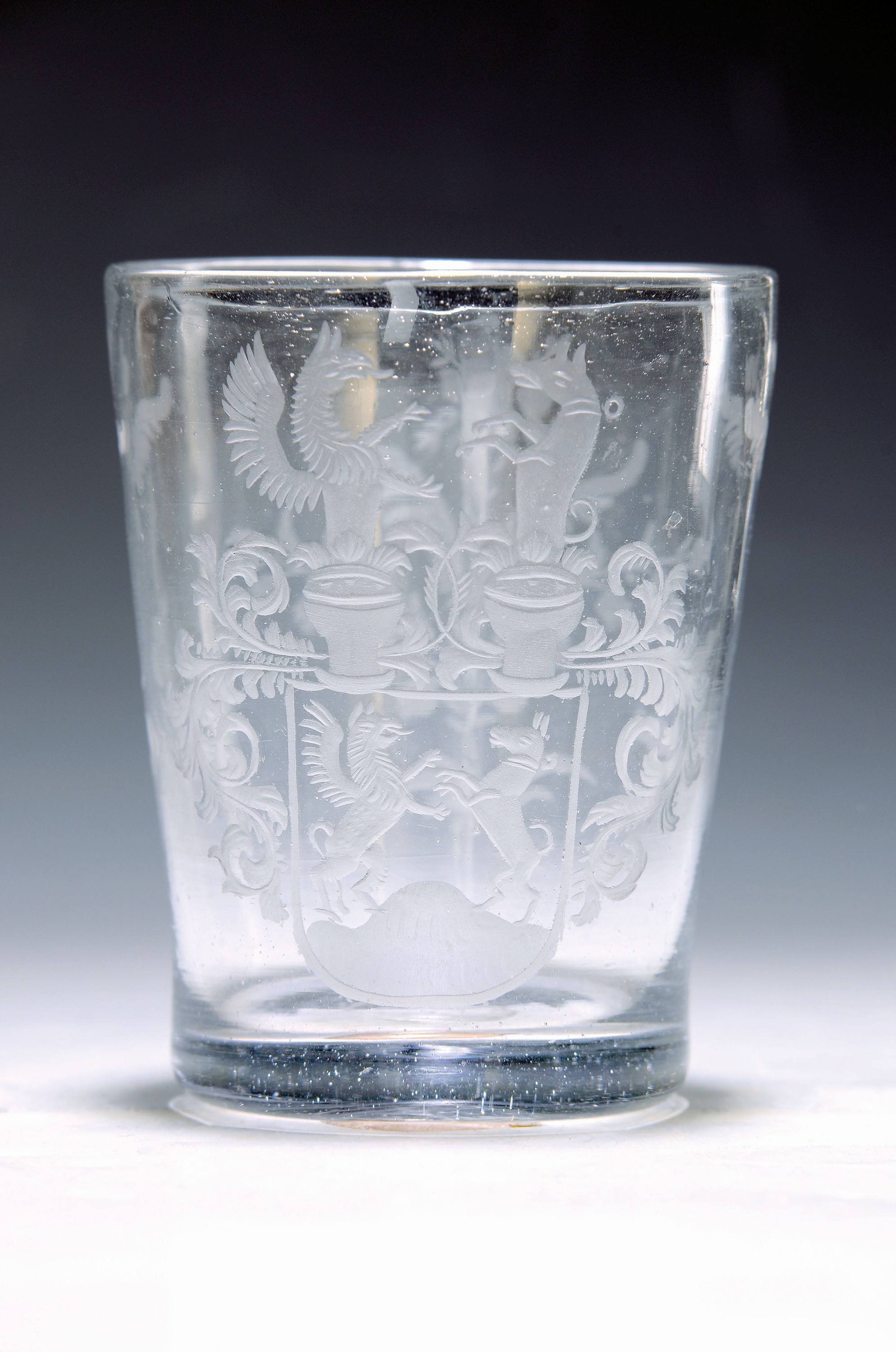 Wappenbecher, Barock, um 1700/1720, leicht gräuliches Glas, geschnittenes Wappen mit geflügeltem Löwen und Pferd, sowie Helmzier und Rocaillen, H. ...