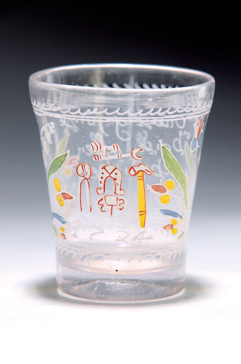 Zunftbecher, süddeutsch, dat. 1724, Becher der Hufschmiede, farbloses Glas, mit Emailfarben bemalt, rückseitig mit Sinnspruch: "Vivadt ...