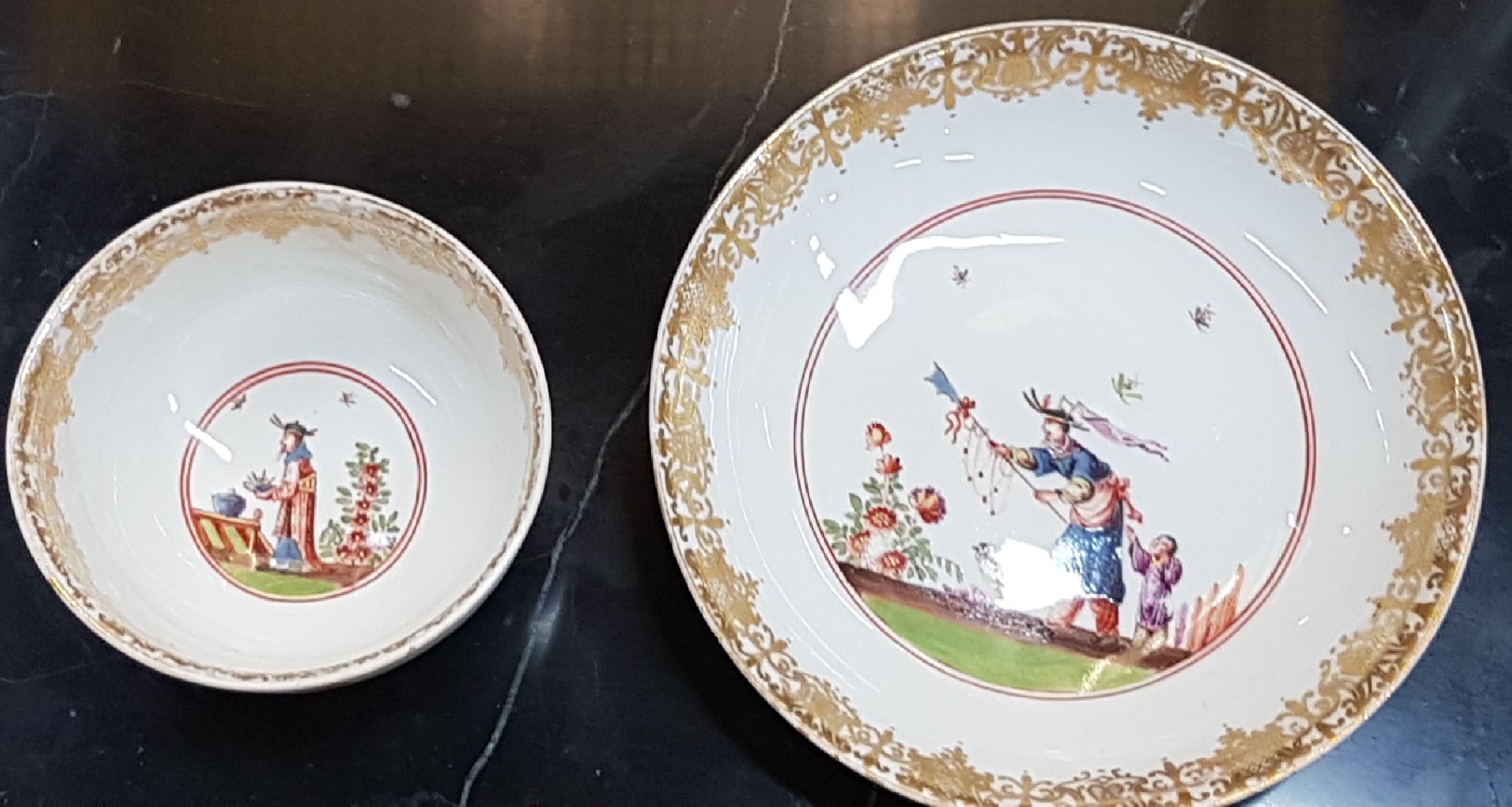 Detail a: Frühes Koppchen, Meissen, um 1725-30 Porzellan, mit Chinoiserien fein bemalt, sog. Höroldt-Malereien, Würdenträger mit Gefolge bei der ...