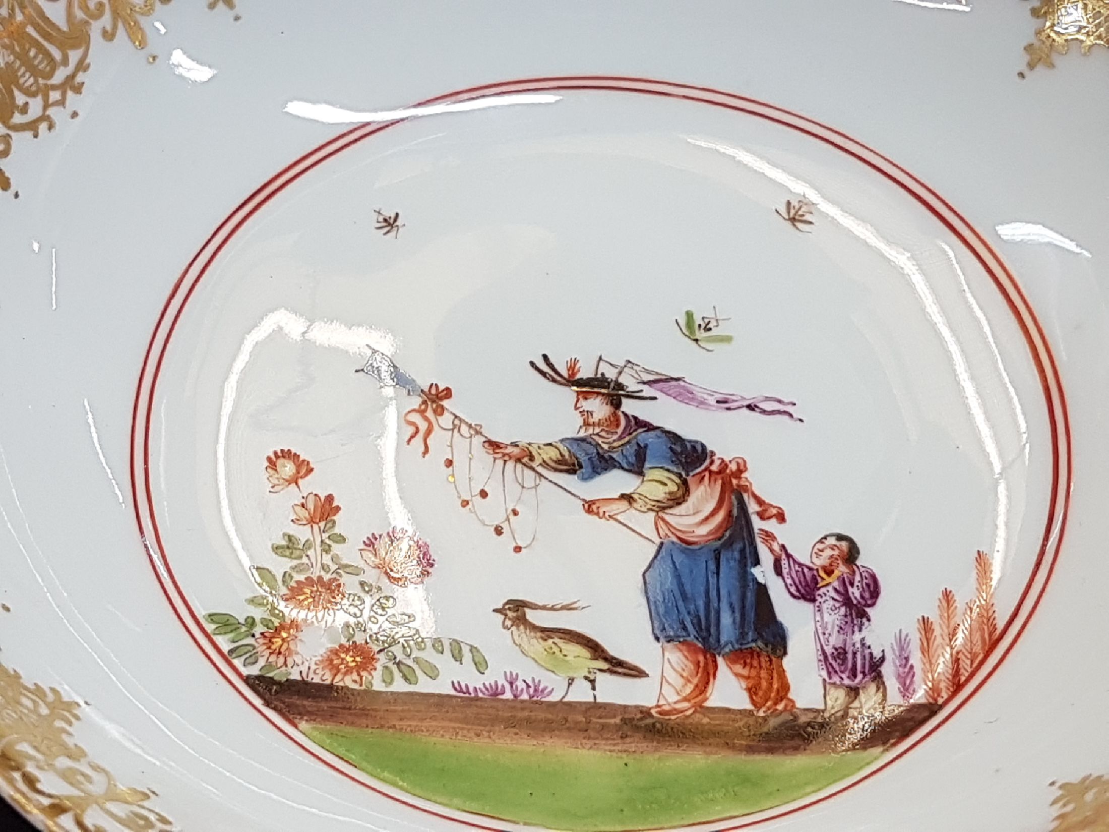 Detail b: Frühes Koppchen, Meissen, um 1725-30 Porzellan, mit Chinoiserien fein bemalt, sog. Höroldt-Malereien, Würdenträger mit Gefolge bei der ...