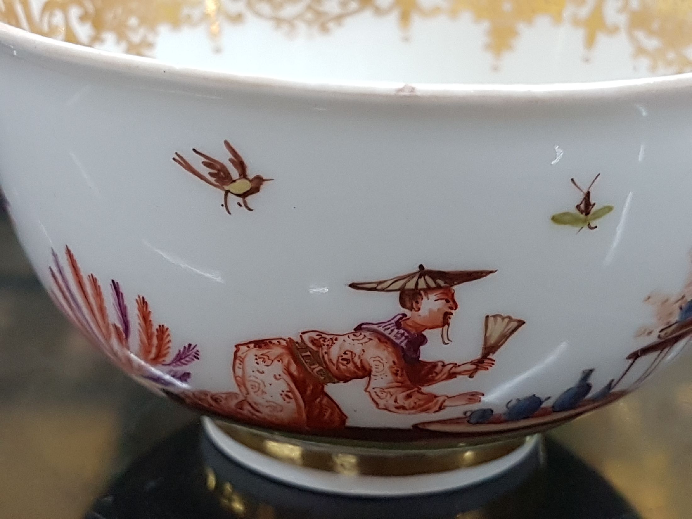 Detail c: Frühes Koppchen, Meissen, um 1725-30 Porzellan, mit Chinoiserien fein bemalt, sog. Höroldt-Malereien, Würdenträger mit Gefolge bei der ...
