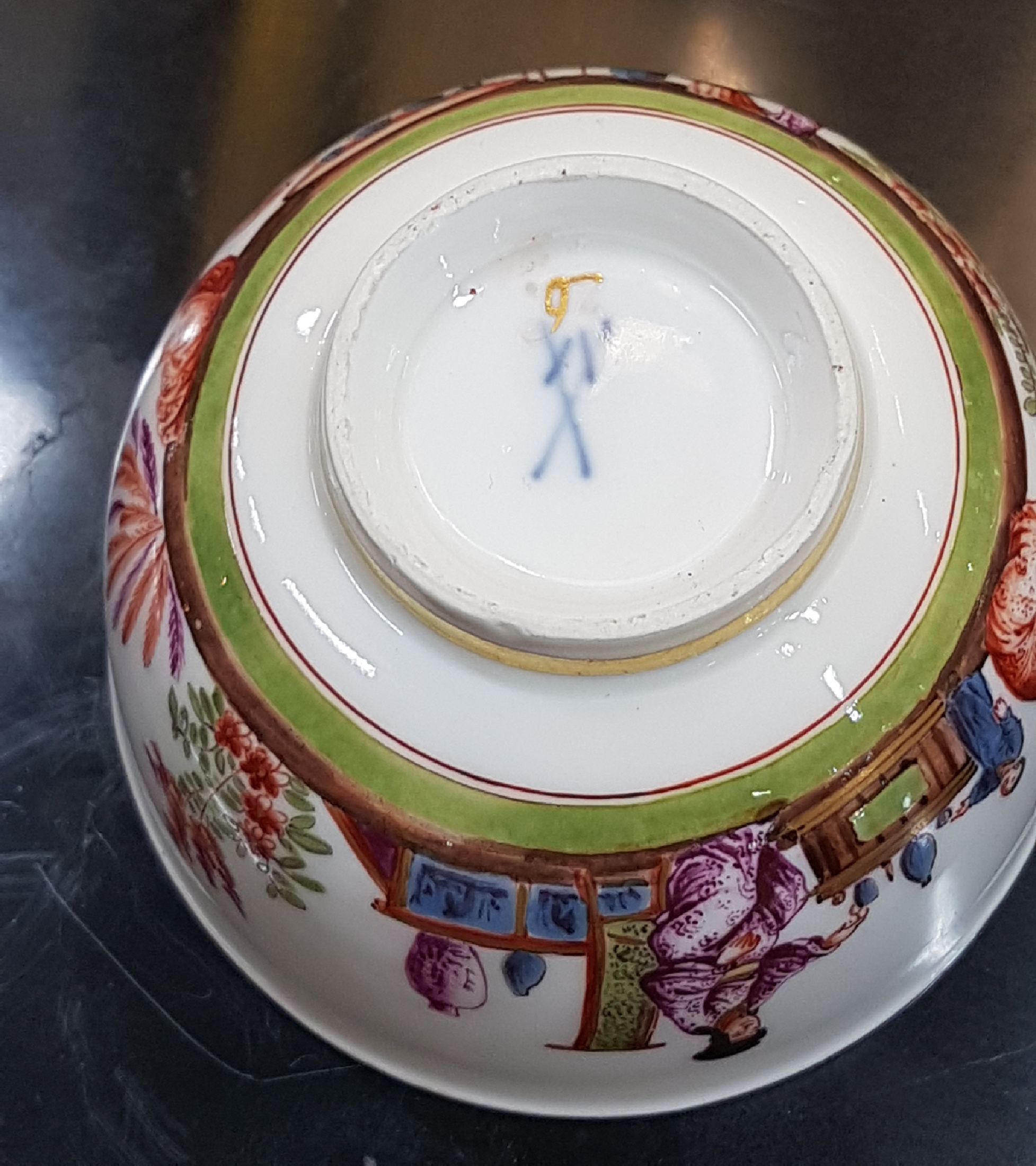 Detail d: Frühes Koppchen, Meissen, um 1725-30 Porzellan, mit Chinoiserien fein bemalt, sog. Höroldt-Malereien, Würdenträger mit Gefolge bei der ...