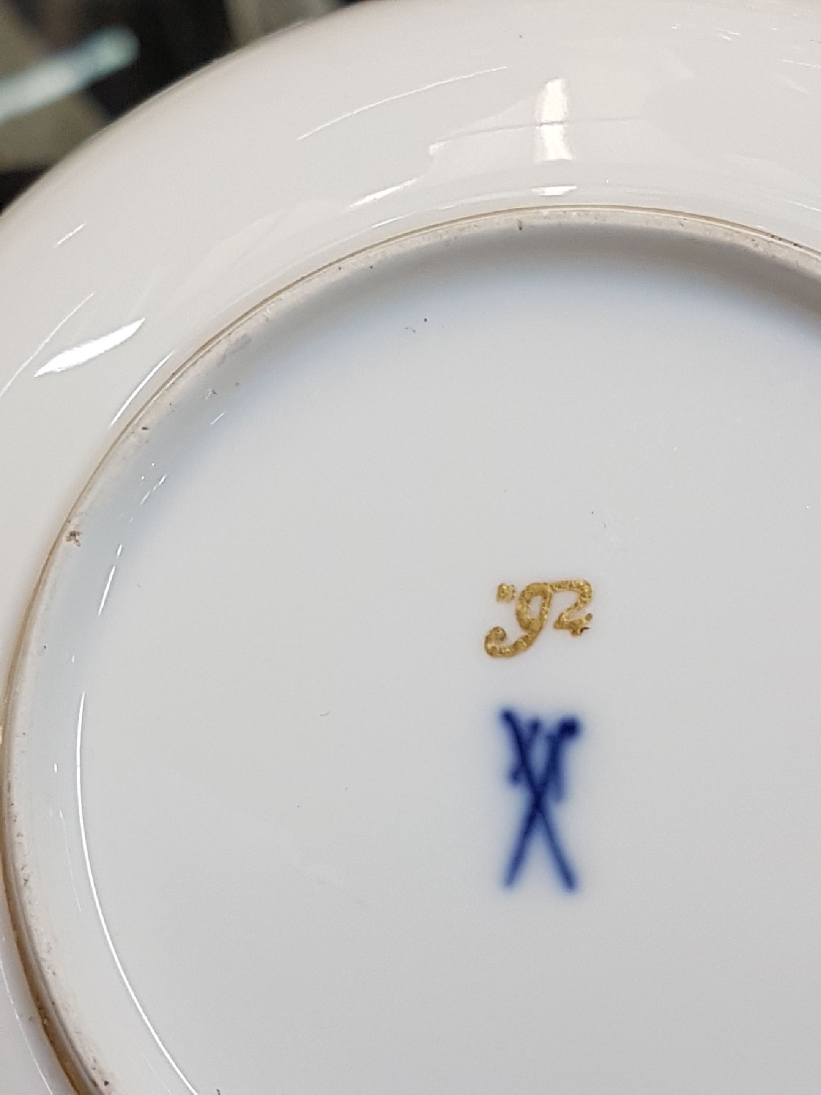 Detail e: Frühes Koppchen, Meissen, um 1725-30 Porzellan, mit Chinoiserien fein bemalt, sog. Höroldt-Malereien, Würdenträger mit Gefolge bei der ...