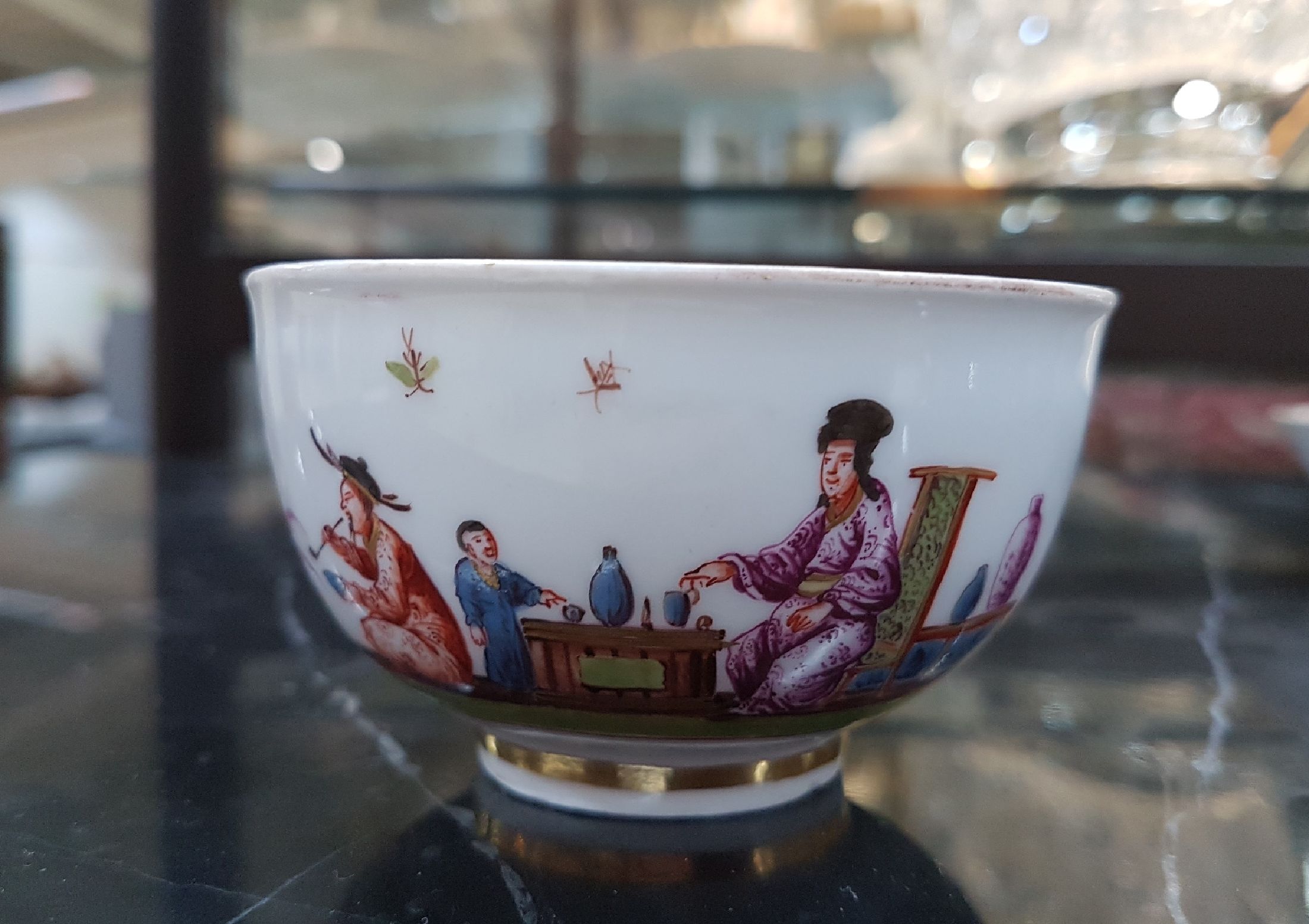 Detail f: Frühes Koppchen, Meissen, um 1725-30 Porzellan, mit Chinoiserien fein bemalt, sog. Höroldt-Malereien, Würdenträger mit Gefolge bei der ...