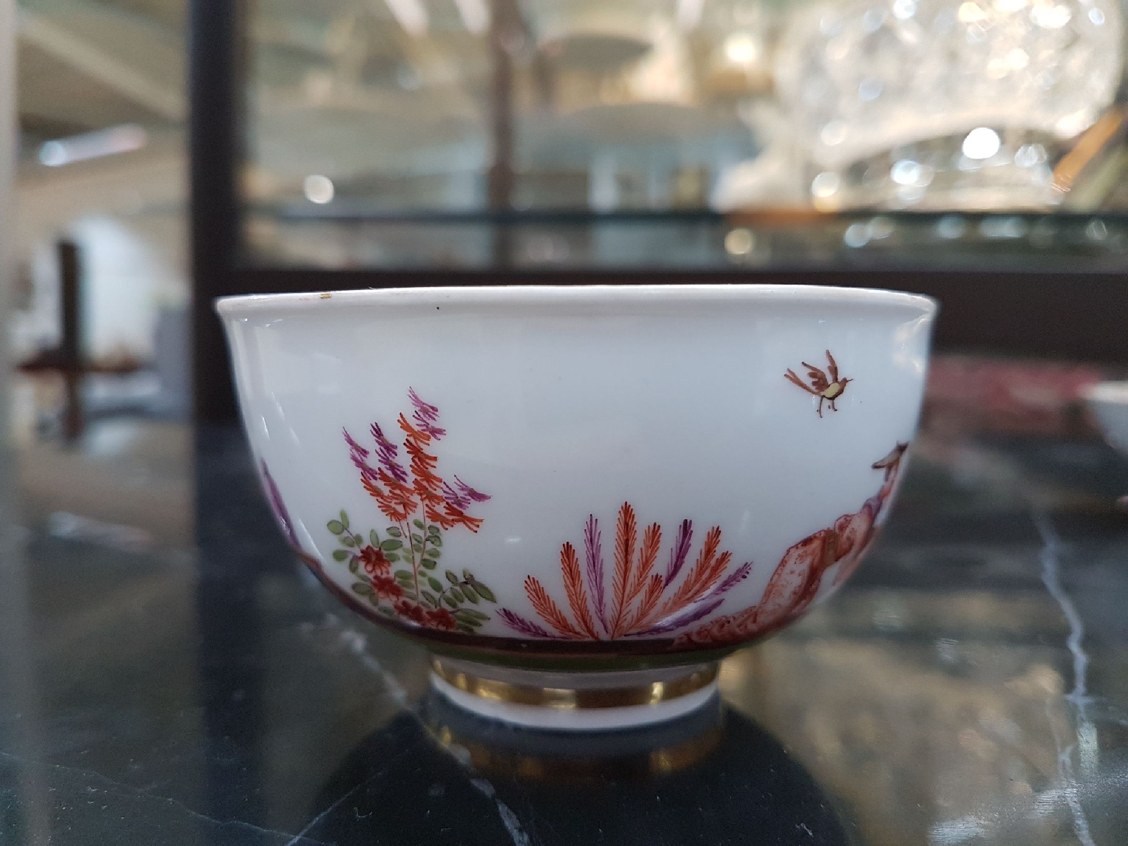 Detail g: Frühes Koppchen, Meissen, um 1725-30 Porzellan, mit Chinoiserien fein bemalt, sog. Höroldt-Malereien, Würdenträger mit Gefolge bei der ...