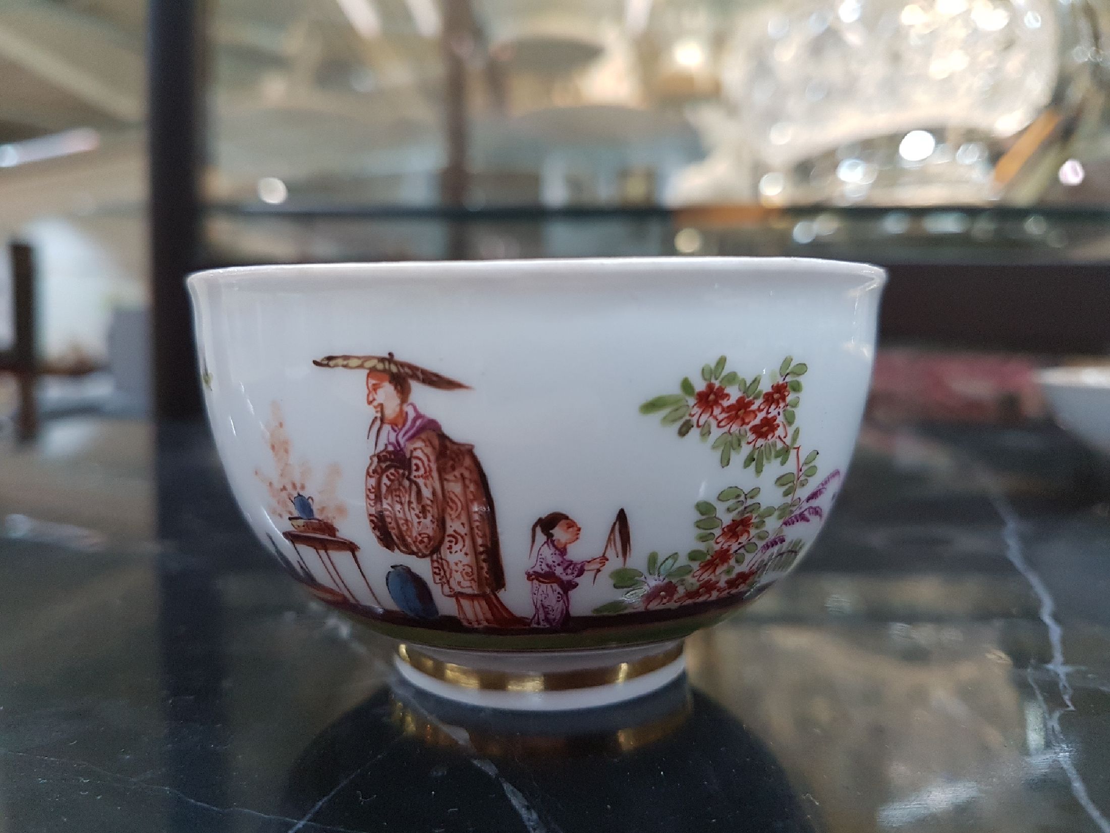 Detail h: Frühes Koppchen, Meissen, um 1725-30 Porzellan, mit Chinoiserien fein bemalt, sog. Höroldt-Malereien, Würdenträger mit Gefolge bei der ...