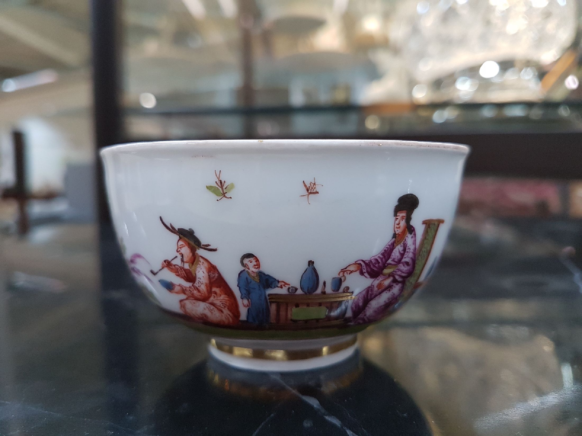Detail i: Frühes Koppchen, Meissen, um 1725-30 Porzellan, mit Chinoiserien fein bemalt, sog. Höroldt-Malereien, Würdenträger mit Gefolge bei der ...