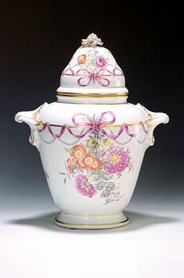 Image 26669313 - Large top vase, Fürstenberg, around 1760-65, ovide shape with stylized double handles and high lid, large floral painting on both sides with a purple bow and a gold circumferential band, painting probably by Joh. Christof Kind,lid with large plastic floral crown, impressedmark no. 2, lid professionally restored, H. approx. 34.5 cm, W. approx. 30 cm, Lit. Beatrix Freifrau von Wolff Metternich, ManfredMeinz, The Porcelain Manufactory Fürstenberg, Volume I, p. 214 Fig. 168/169