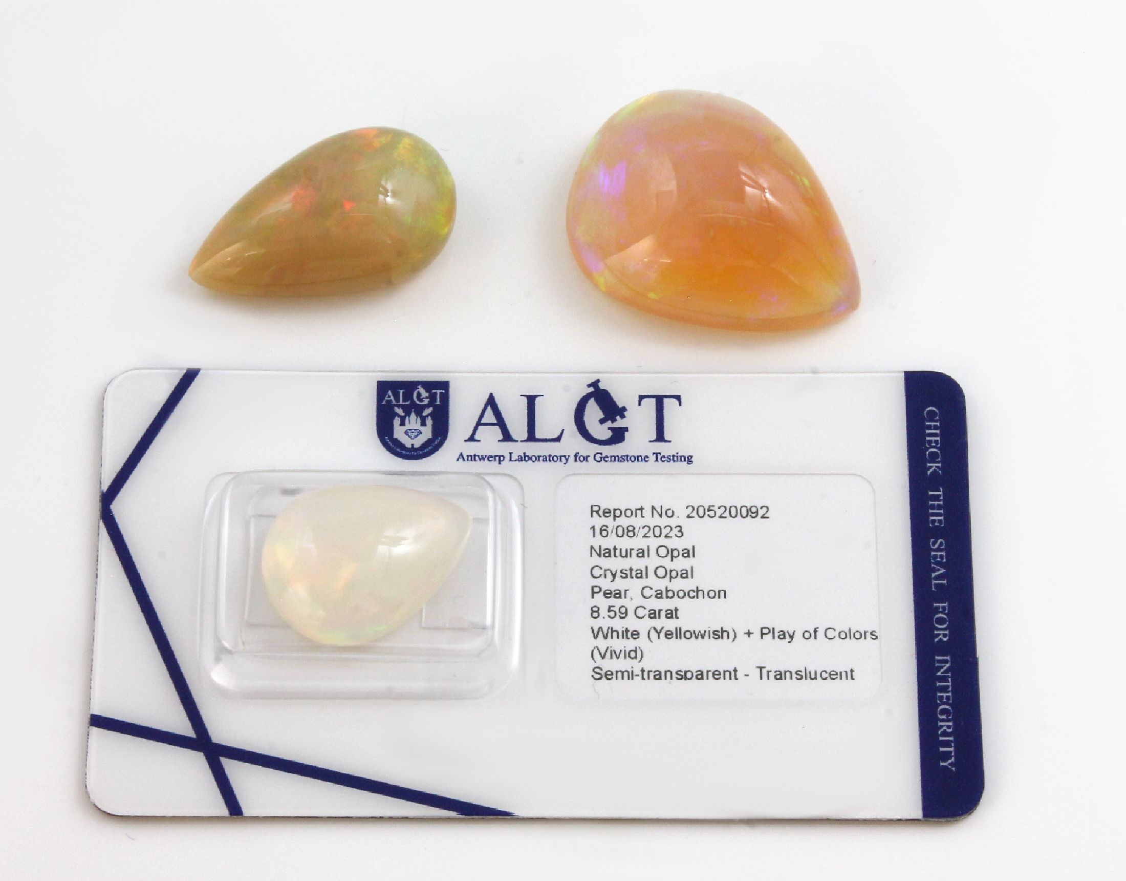 Lot 3 lose Opale, zus. ca. 59.15 ct, 1 x tropfenförmiger Cabochon, ca. 14.61 ct; 1 x tropfenförmiger Cabochon, ca. 35.95 ct; 1 x tropfenförmiger ...