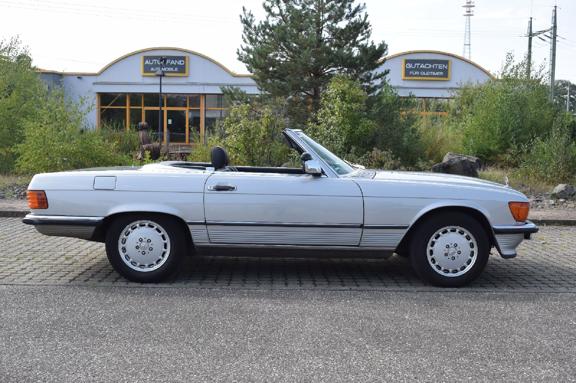 Detail a: Mercedes-Benz 300 SL, EZ 10/1986, Fahrgestellnummer: WDB1070411A055535, deutsche Erstauslieferung, 2. Hand, Laufleistung ca. 182.500 km abgelesen, HU ...