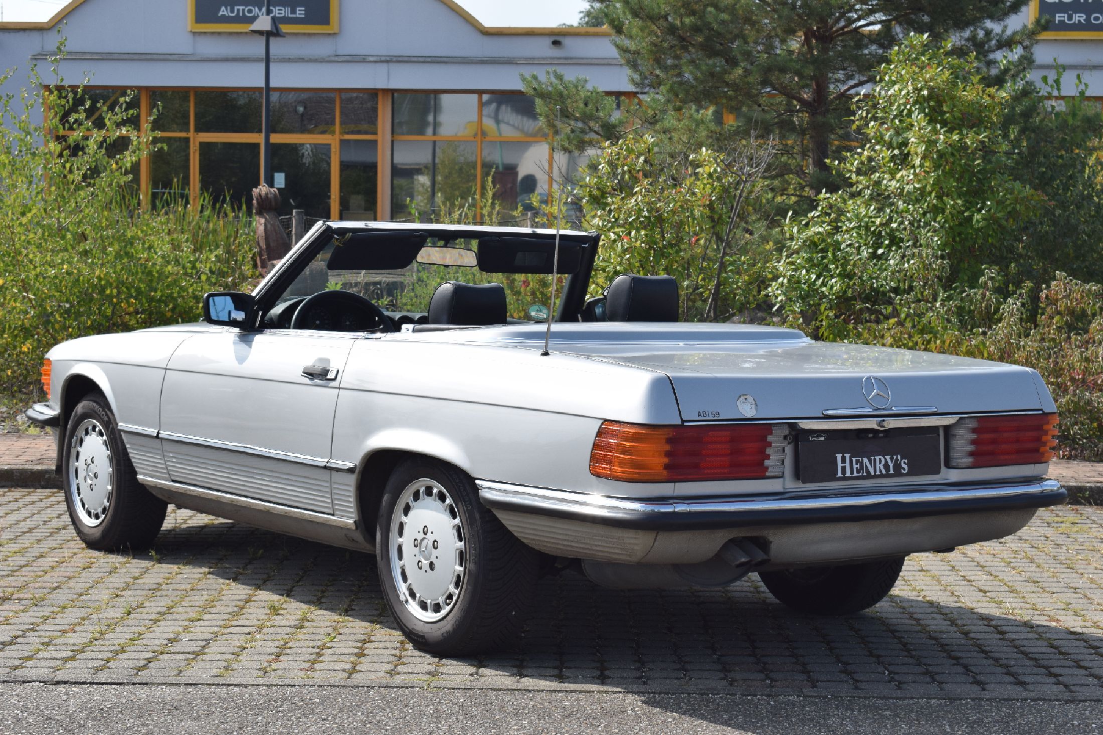 Detail b: Mercedes-Benz 300 SL, EZ 10/1986, Fahrgestellnummer: WDB1070411A055535, deutsche Erstauslieferung, 2. Hand, Laufleistung ca. 182.500 km abgelesen, HU ...