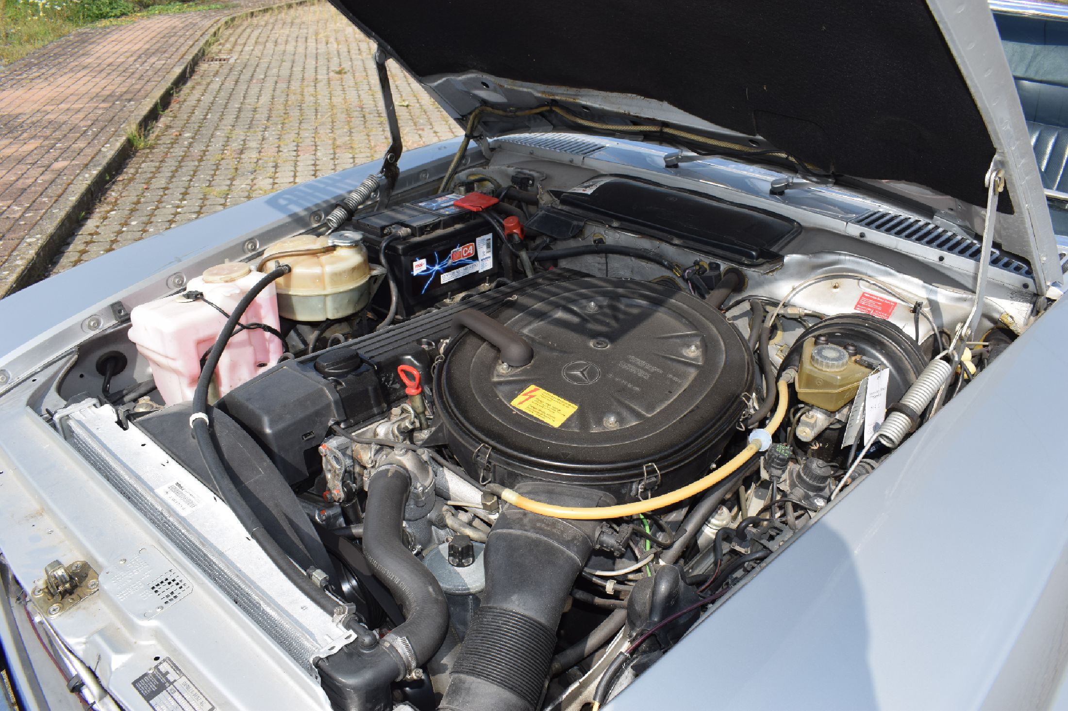 Detail d: Mercedes-Benz 300 SL, EZ 10/1986, Fahrgestellnummer: WDB1070411A055535, deutsche Erstauslieferung, 2. Hand, Laufleistung ca. 182.500 km abgelesen, HU ...