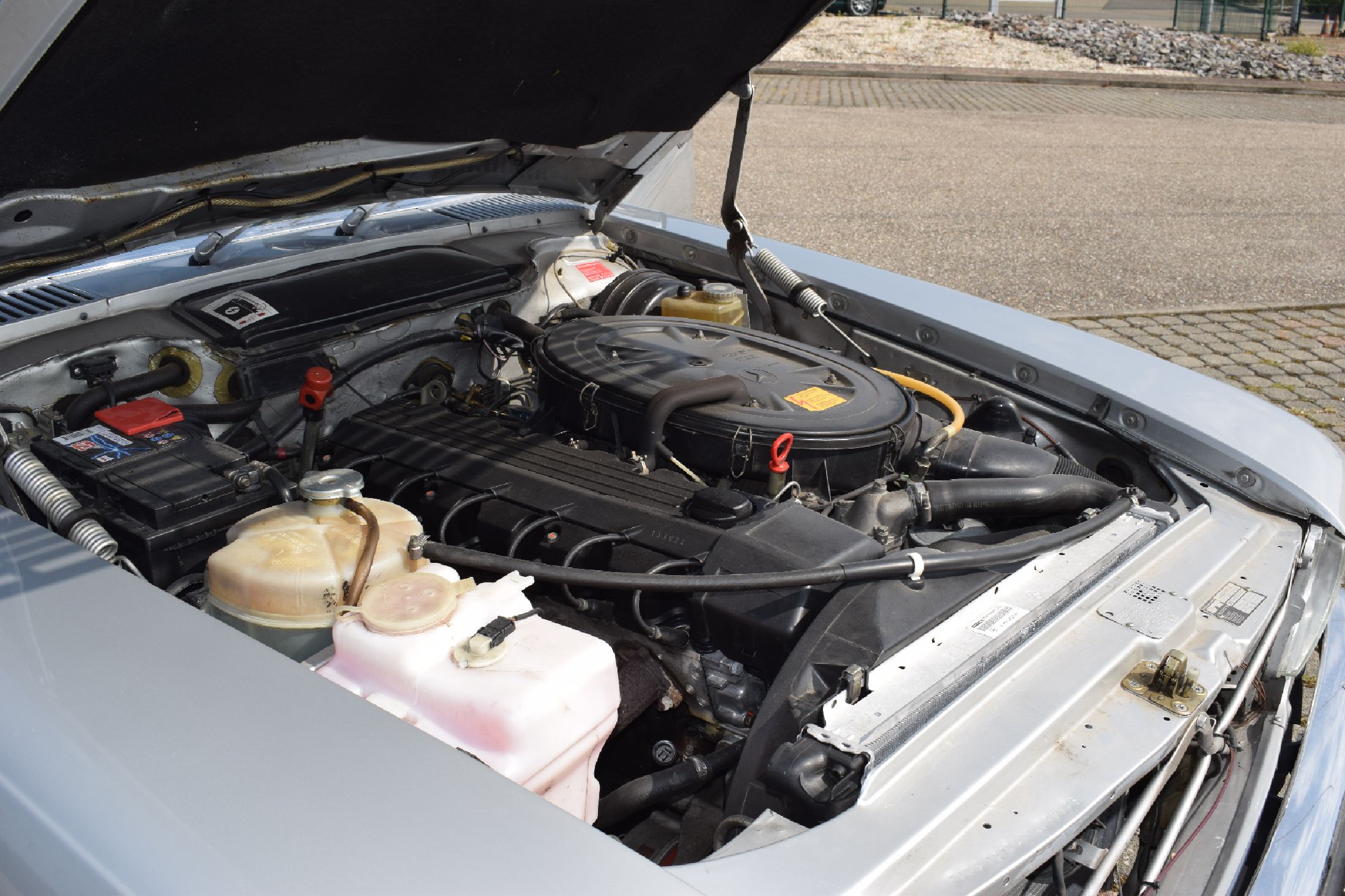 Detail e: Mercedes-Benz 300 SL, EZ 10/1986, Fahrgestellnummer: WDB1070411A055535, deutsche Erstauslieferung, 2. Hand, Laufleistung ca. 182.500 km abgelesen, HU ...