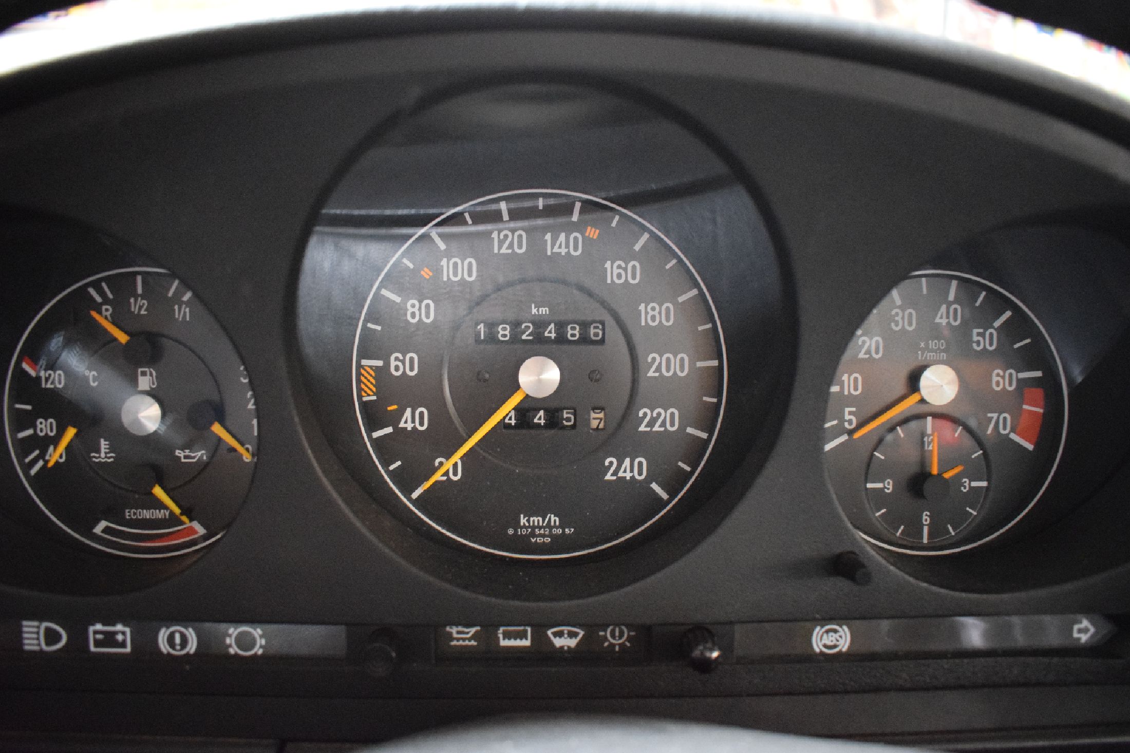 Detail f: Mercedes-Benz 300 SL, EZ 10/1986, Fahrgestellnummer: WDB1070411A055535, deutsche Erstauslieferung, 2. Hand, Laufleistung ca. 182.500 km abgelesen, HU ...