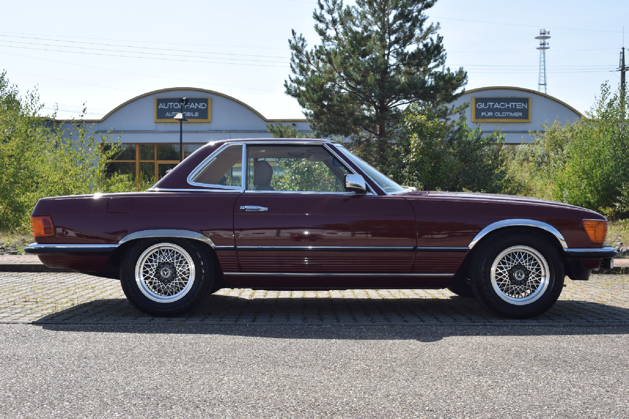 Detail a: Mercedes Benz 280 SL, EZ 04/1984, Fahrgestellnummer: WDB1070421A012224, deutsche Erstauslieferung, Laufleistung ca. 160.000 km abgelesen, HU 08/2025, ...