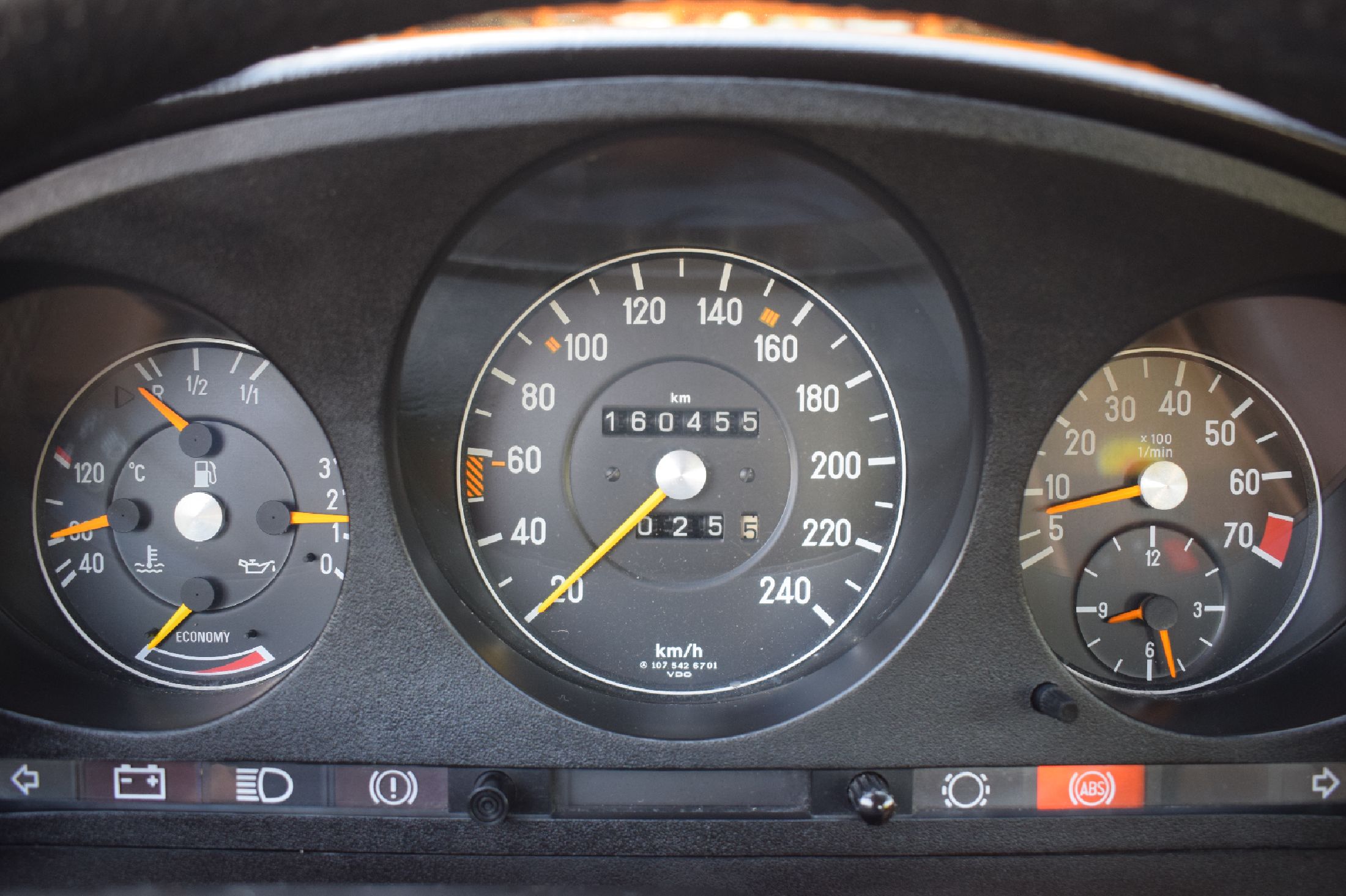 Detail f: Mercedes Benz 280 SL, EZ 04/1984, Fahrgestellnummer: WDB1070421A012224, deutsche Erstauslieferung, Laufleistung ca. 160.000 km abgelesen, HU 08/2025, ...