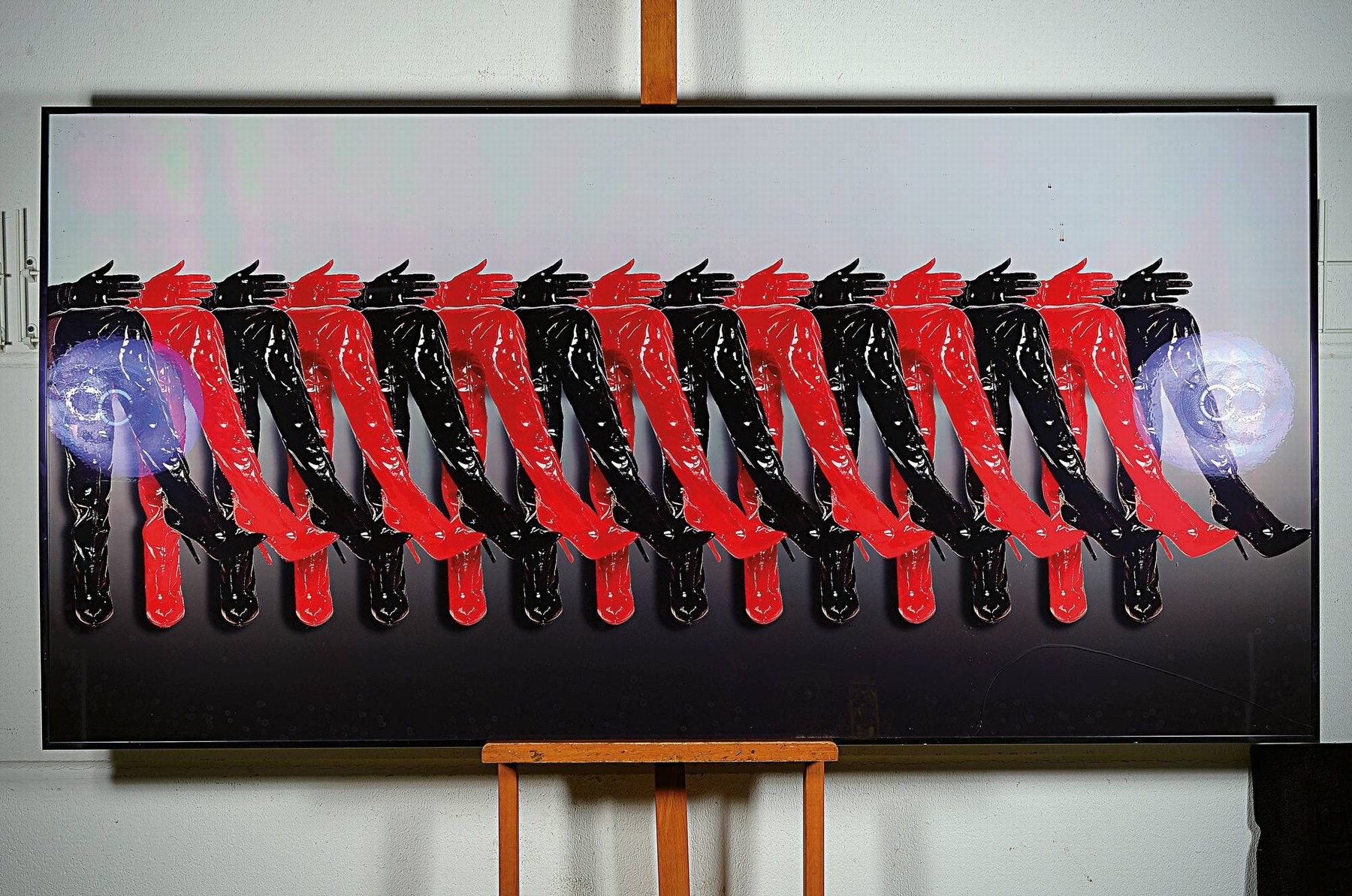 Detail k: Gunther Sachs, 1932-2011, Hommage a Allan Jones, digitaler C-Print, ca. 90x180cm, u.Gl., R., Glas gesprungen