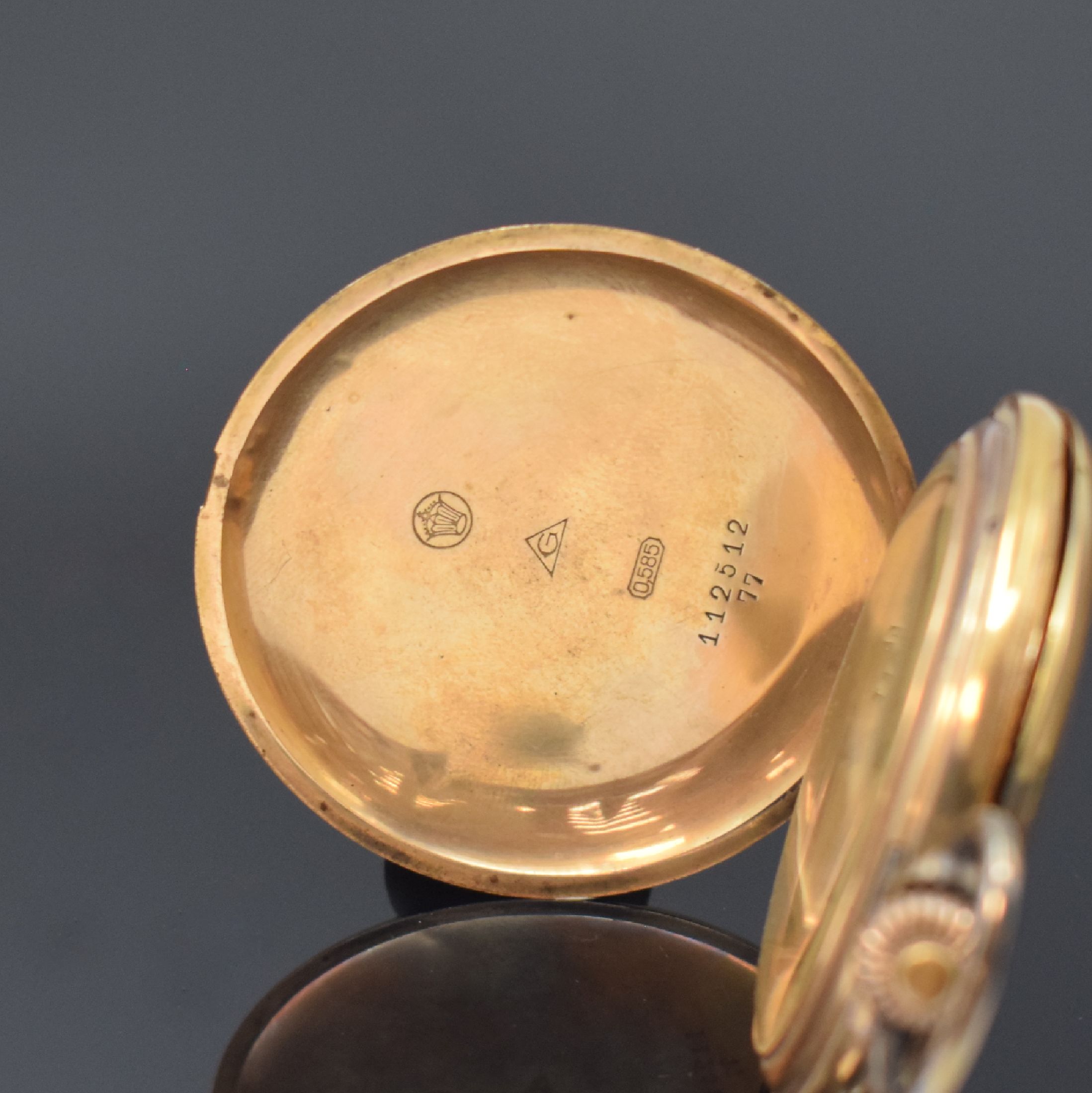 Detail a: Herrensavonette in RG 585/000, Schweiz um 1910, 3-Deckel Goldgeh. dell., Metallzifferbl. mit arab. Zahlen, gebl. Birnenzeiger, verg. Werk m. ...
