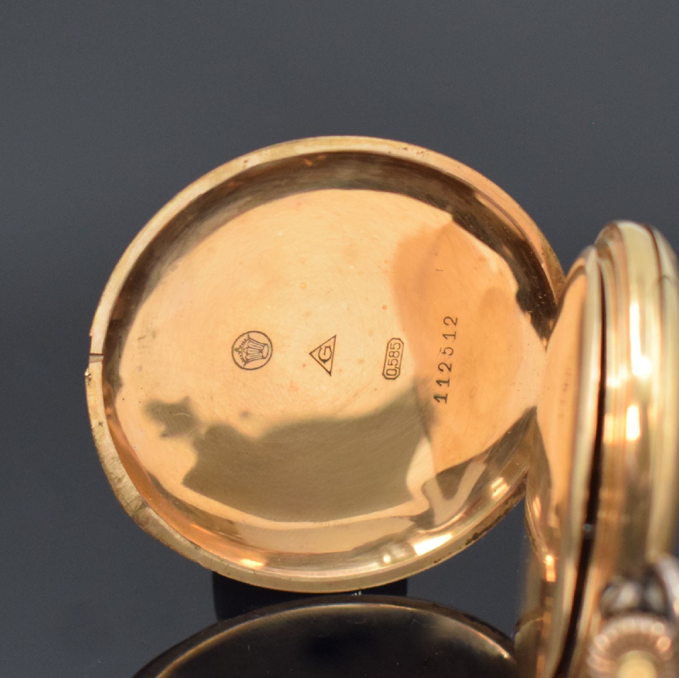Detail d: Herrensavonette in RG 585/000, Schweiz um 1910, 3-Deckel Goldgeh. dell., Metallzifferbl. mit arab. Zahlen, gebl. Birnenzeiger, verg. Werk m. ...
