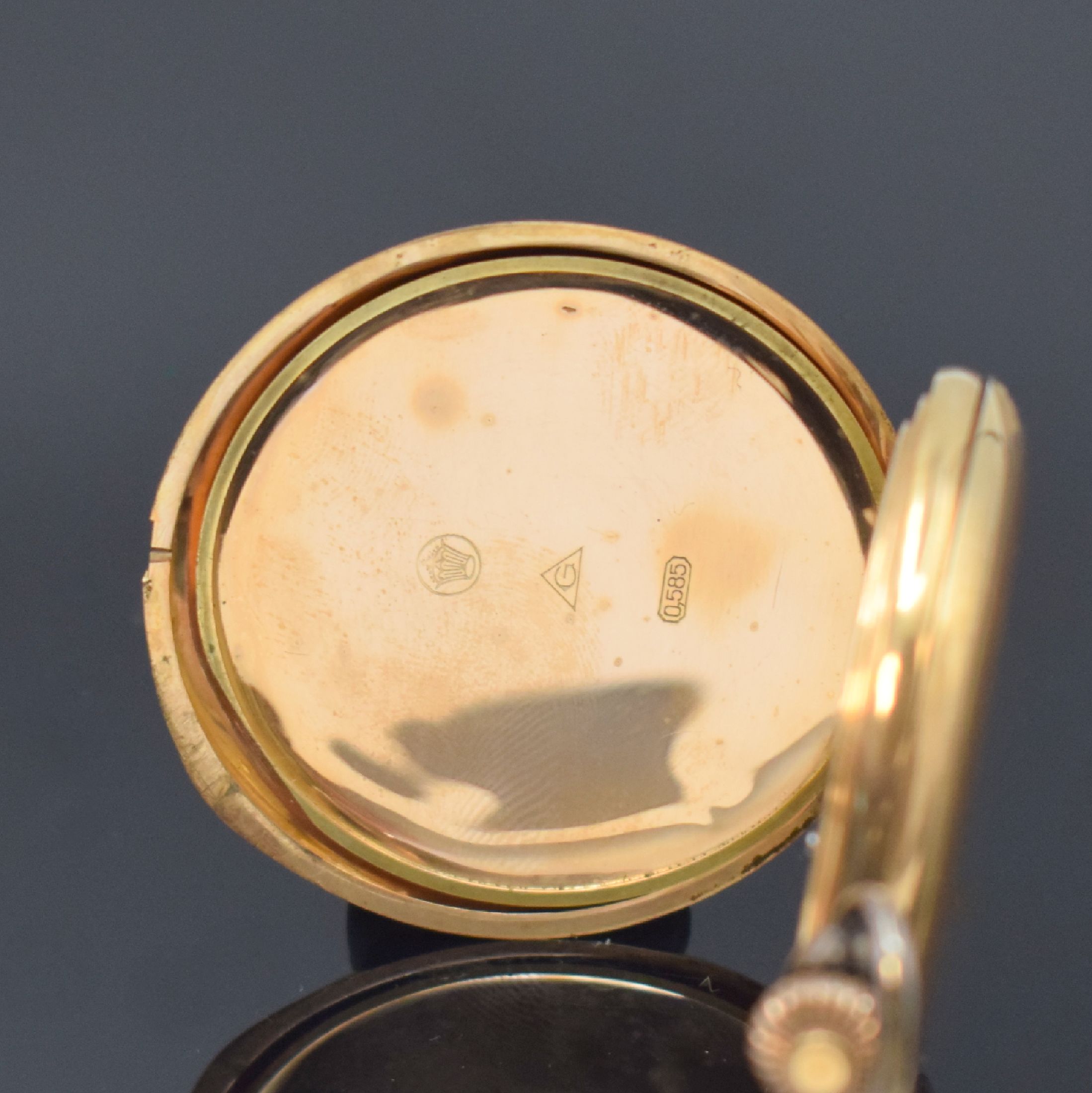 Detail f: Herrensavonette in RG 585/000, Schweiz um 1910, 3-Deckel Goldgeh. dell., Metallzifferbl. mit arab. Zahlen, gebl. Birnenzeiger, verg. Werk m. ...