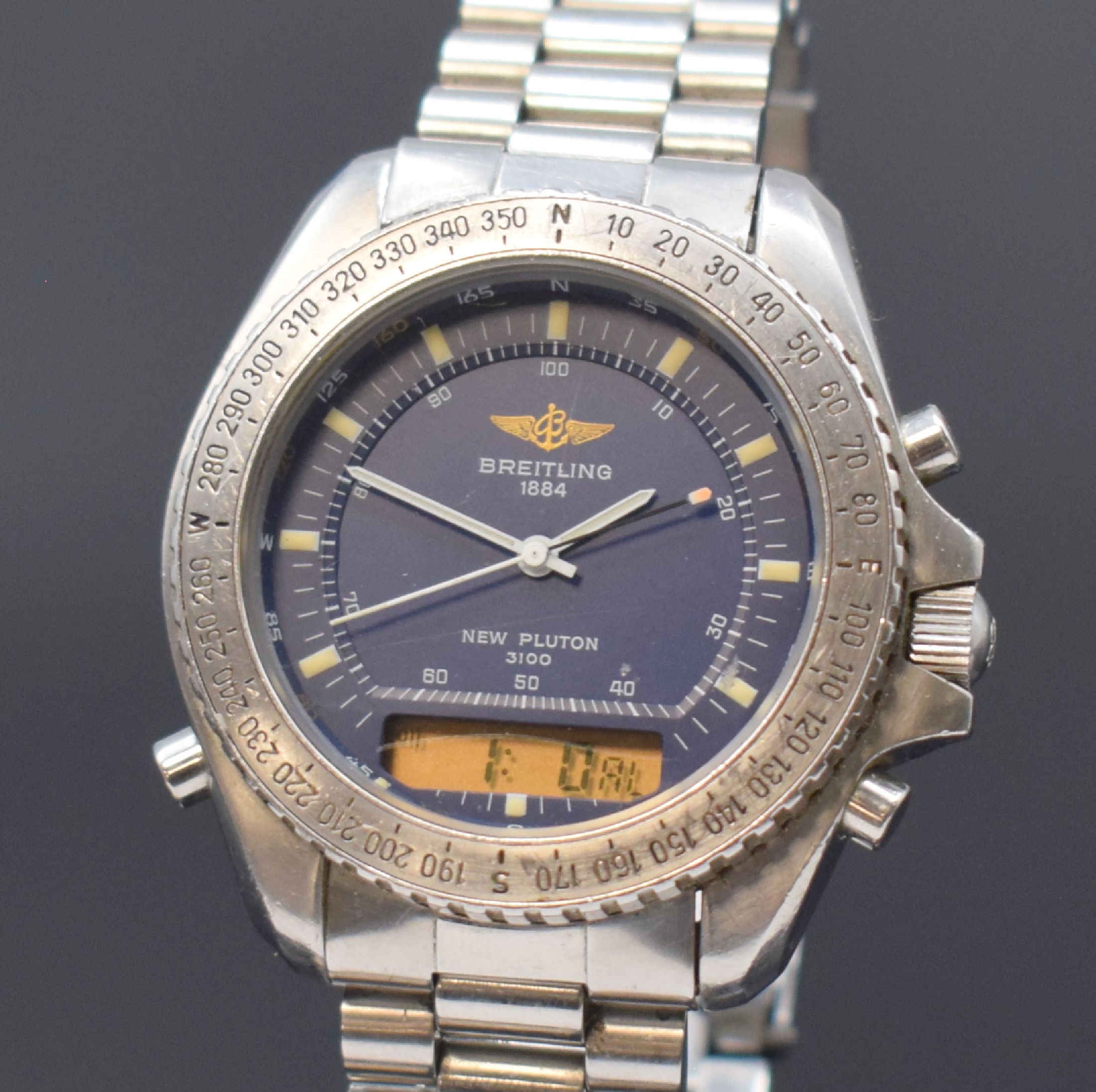Detail a: BREITLING New Pluton Herrenarmbanduhr in Stahl Referenz A51037, Schweiz um 1995, quarz, Boden u. Krone geschr., eins. drehb. Lünette, blaues ...