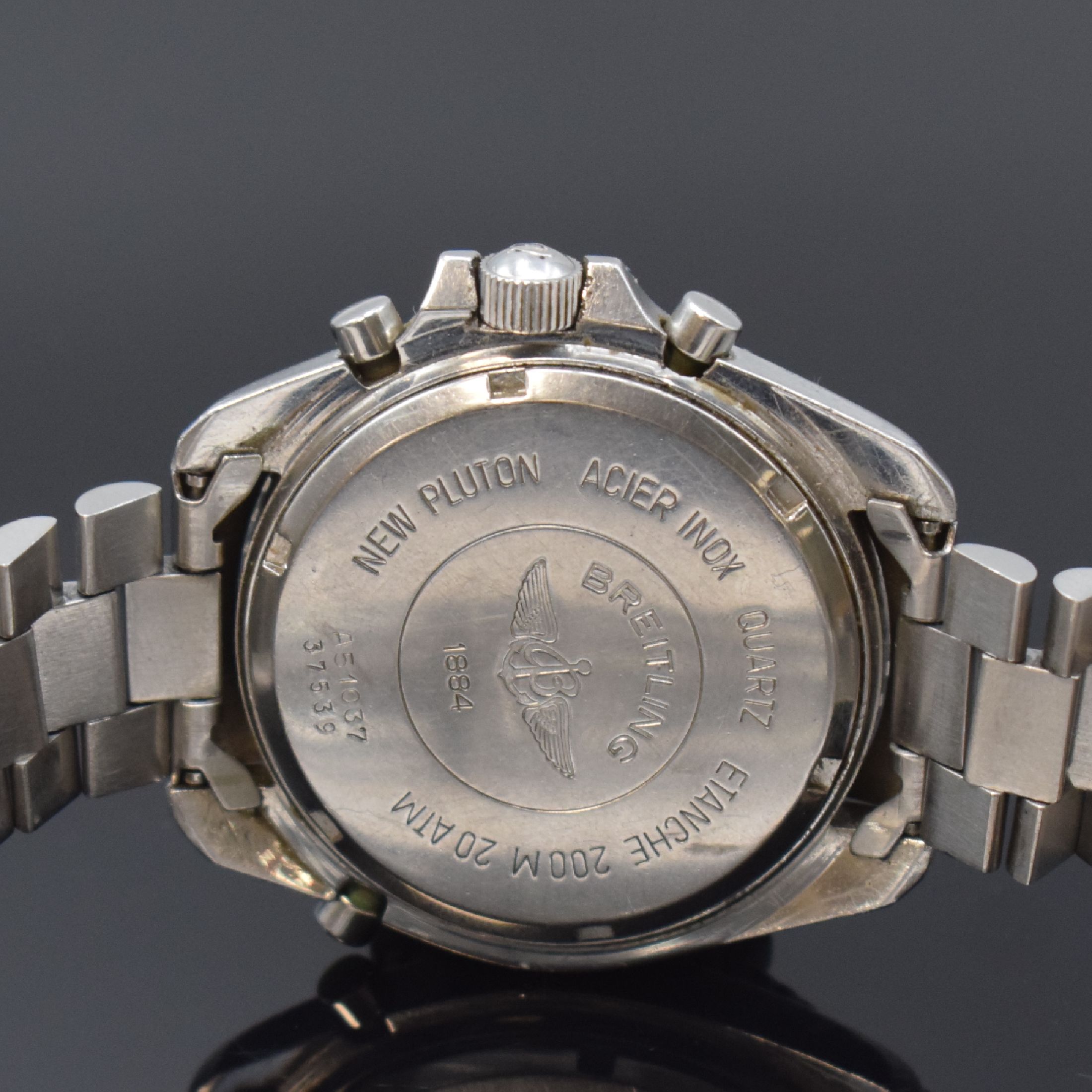 Detail d: BREITLING New Pluton Herrenarmbanduhr in Stahl Referenz A51037, Schweiz um 1995, quarz, Boden u. Krone geschr., eins. drehb. Lünette, blaues ...
