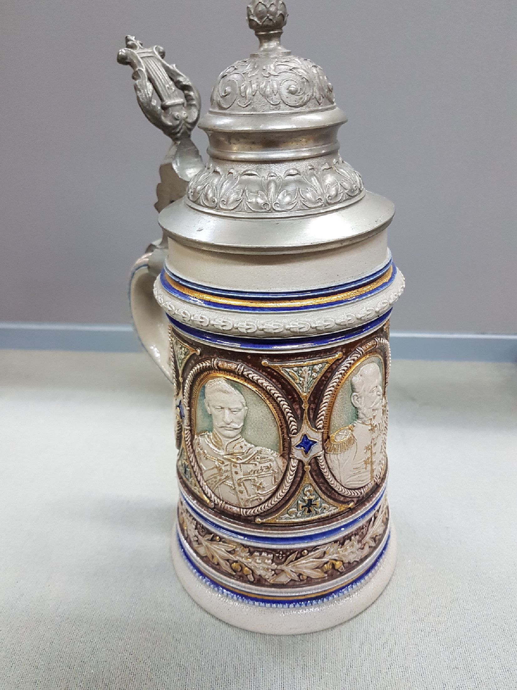 Detail a: Bierkrug, deutsch, um 1900, Steinzeug, reich reliefiert mit den 5 Porträts von Kaiser Wilhelm I, Kaiser Friedrich III, Kaiser Wilhelm II., König ...