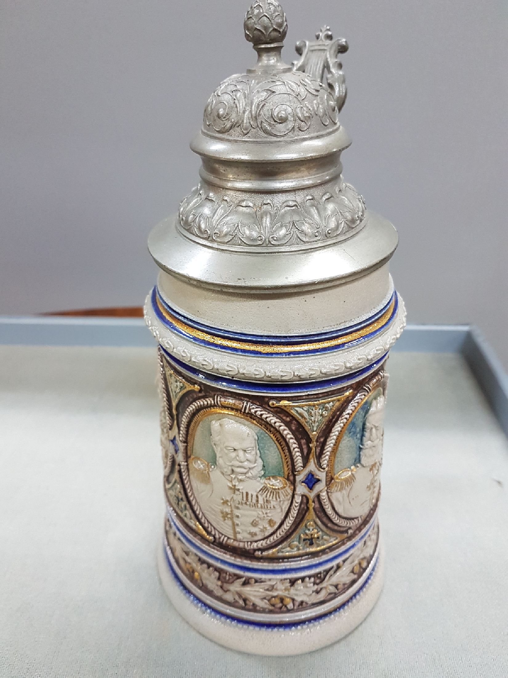 Detail b: Bierkrug, deutsch, um 1900, Steinzeug, reich reliefiert mit den 5 Porträts von Kaiser Wilhelm I, Kaiser Friedrich III, Kaiser Wilhelm II., König ...