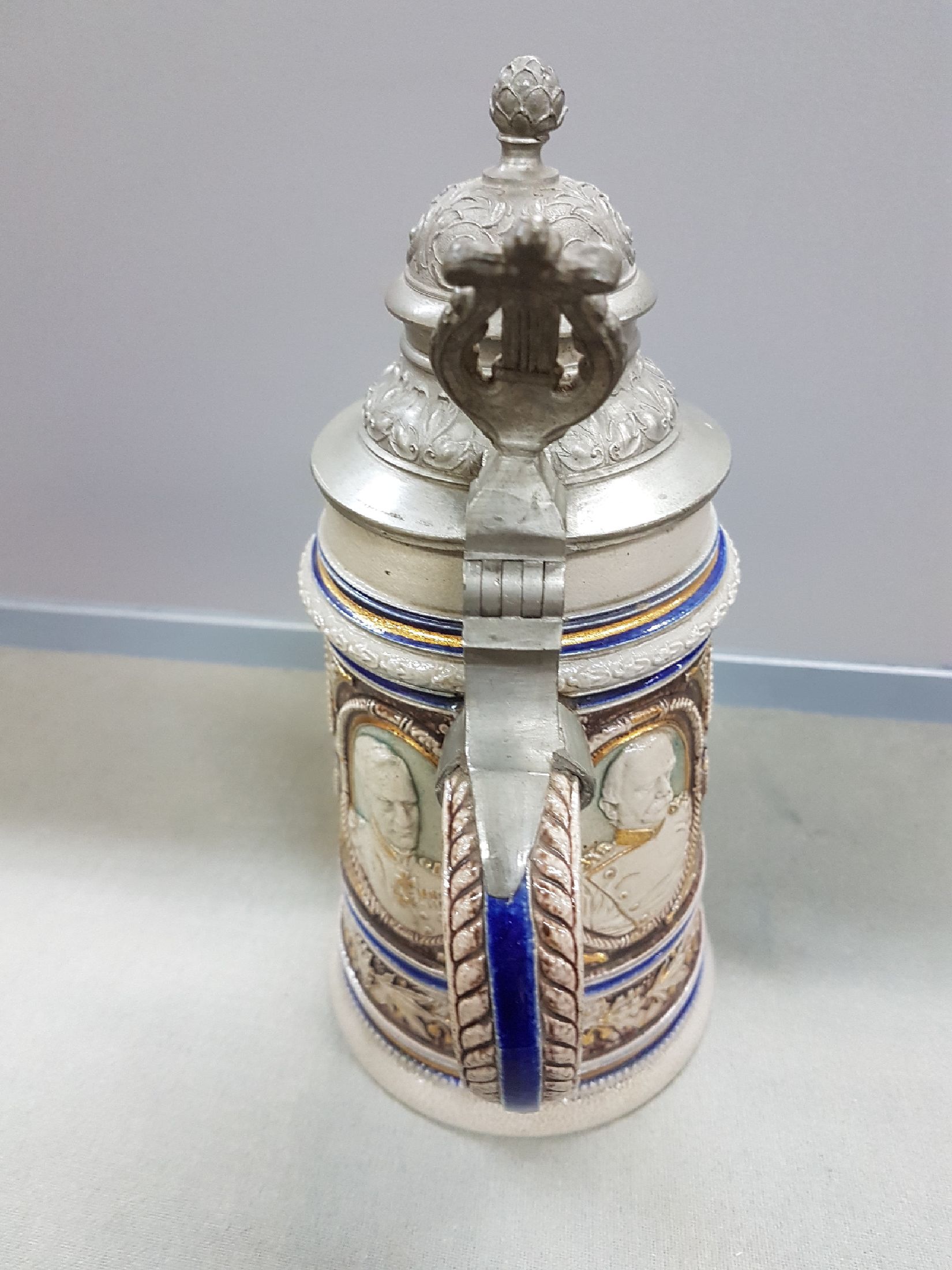 Detail d: Bierkrug, deutsch, um 1900, Steinzeug, reich reliefiert mit den 5 Porträts von Kaiser Wilhelm I, Kaiser Friedrich III, Kaiser Wilhelm II., König ...
